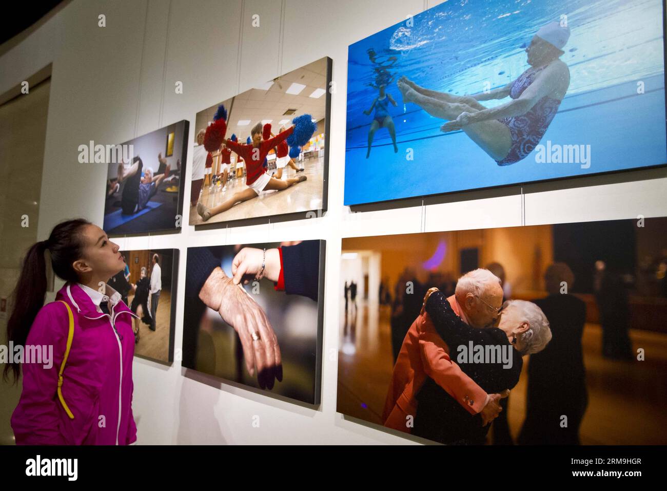 Un visitatore guarda le foto al 10° China International Press Photo Contest (CHIPP) Winning Photos Exhibition a Pechino, capitale della Cina, il 24 maggio 2014. La mostra, con 229 foto vincitrici, ha avuto inizio sabato al China Millennium Monument. (Xinhua/Zhao Bing) (zwy) CHINA-BEIJING-CHIPP-PHOTO EXHIBITION(CN) PUBLICATIONxNOTxINxCHN a Visitor Views Photos AL decimo China International Press Photo Contest CHIPP Winning Photos Exhibition a Pechino capitale della Cina 24 maggio 2014 la mostra che espone 229 foto vincenti è iniziata al China Millennium Monument sabato XINH Foto Stock