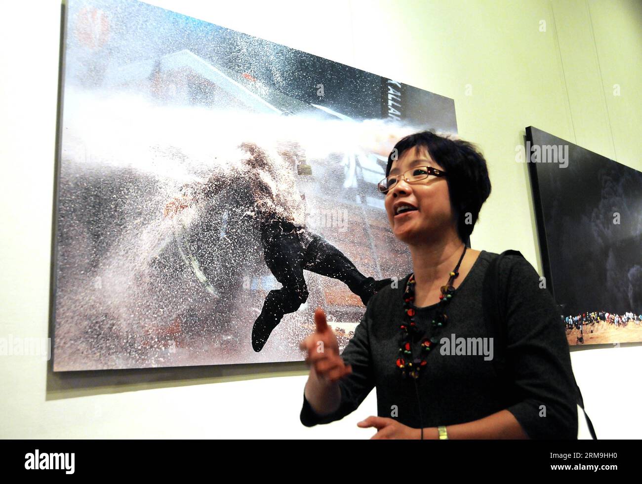 Huang Wen, presidente della giuria del 10° China International Press Photo Contest (CHIPP), presenta i concorrenti alla 10° CHIPP Winning Photos Exhibition a Pechino, capitale della Cina, il 24 maggio 2014. La mostra, con 229 foto vincitrici, ha avuto inizio sabato al China Millennium Monument. (Xinhua/Wang Zhen) (zwy) CHINA-BEIJING-CHIPP-PHOTO EXHIBITION(CN) PUBLICATIONxNOTxINxCHN Huang Wen Presidente della giuria del 10° China International Press Photo Contest CHIPP presenta i concorrenti ALLA 10° CHIPP Winning Photos Exhibition a Pechino capitale della Cina 24 maggio 2014 T. Foto Stock