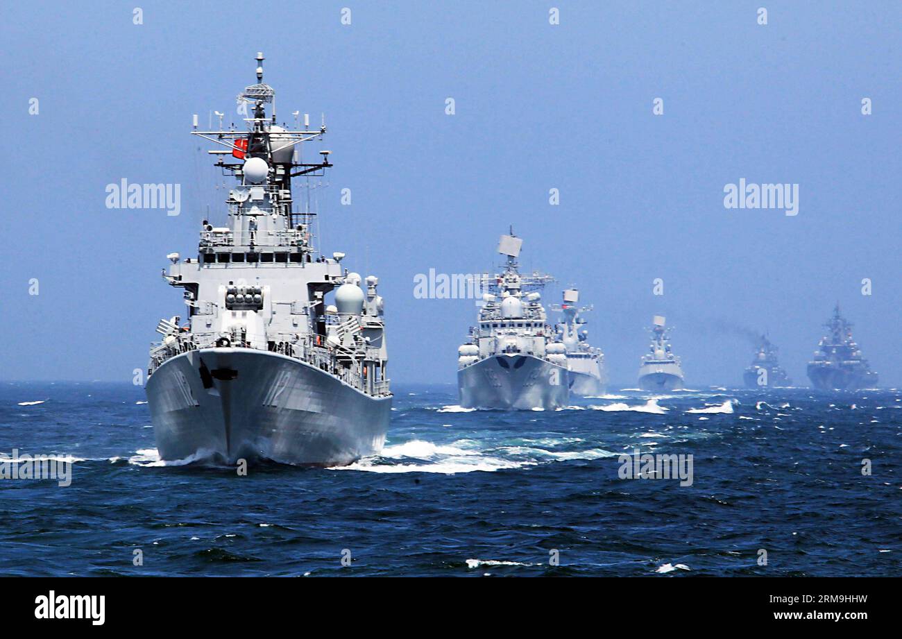 (140524) -- MARE DELLA CINA ORIENTALE, 24 maggio 2014 (Xinhua) -- navi cinesi e russe si riuniscono nella zona marittima designata durante l'esercitazione navale congiunta Cina-Russia sul Mar Cinese orientale, 24 maggio 2014. La trivellazione di tre giorni Joint Sea-2014 si è conclusa con successo sabato. Le marine cinesi e russe organizzarono esercitazioni, tra cui esercitazioni congiunte di scorta, esercitazioni congiunte di identificazione degli aerei e esercitazioni di difesa aerea e assalto marittimo. (Xinhua/Zha Chunming) (zgp) CINA-CINA ORIENTALE SEA-RUSSIA-JOINT NAVAL DRILLS (CN) PUBLICATIONxNOTxINxCHN East China Sea 24 maggio 2014 XINHUA navi cinesi e russe si riuniscono A Designa Foto Stock
