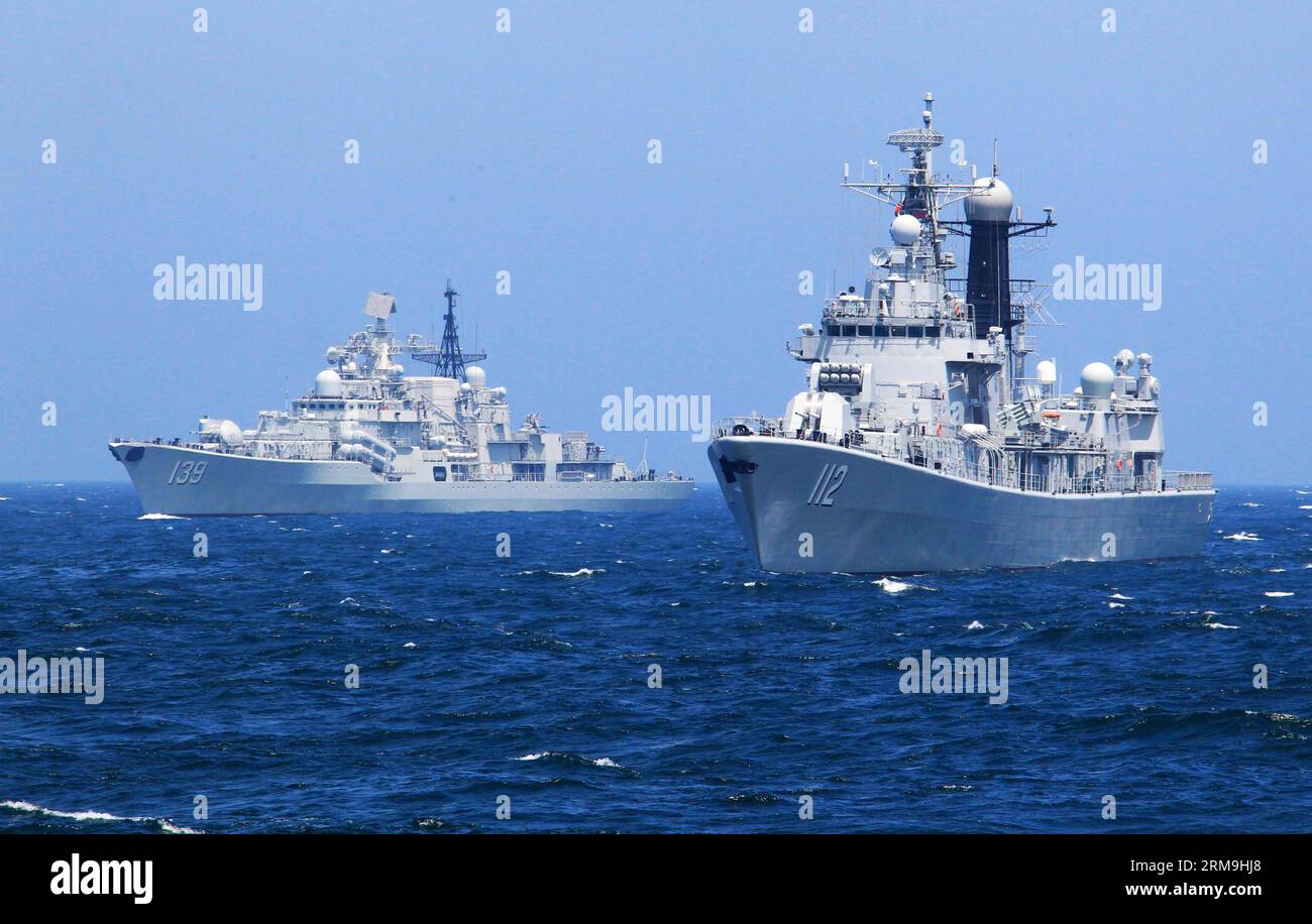 Il cacciatorpediniere missilistico cinese Ningbo (L) e il cacciatorpediniere missilistico Harbin (R) si radunano nell'area marina designata durante l'esercitazione navale congiunta Cina-Russia sul Mar Cinese Orientale, il 24 maggio 2014. La trivellazione di tre giorni Joint Sea-2014 si è conclusa con successo sabato. Le marine cinesi e russe organizzarono esercitazioni, tra cui esercitazioni congiunte di scorta, esercitazioni congiunte di identificazione degli aerei e esercitazioni di difesa aerea e assalto marittimo. (Xinhua/Zha Chunming) (zgp) CINA-CINA ORIENTALE SEA-RUSSIA-JOINT NAVAL DRILLS (CN) PUBLICATIONxNOTxINxCHN China S Ningbo Missile Destroyer l e Harbin Missile Destroyer r si riuniscono NEL mare designato Foto Stock