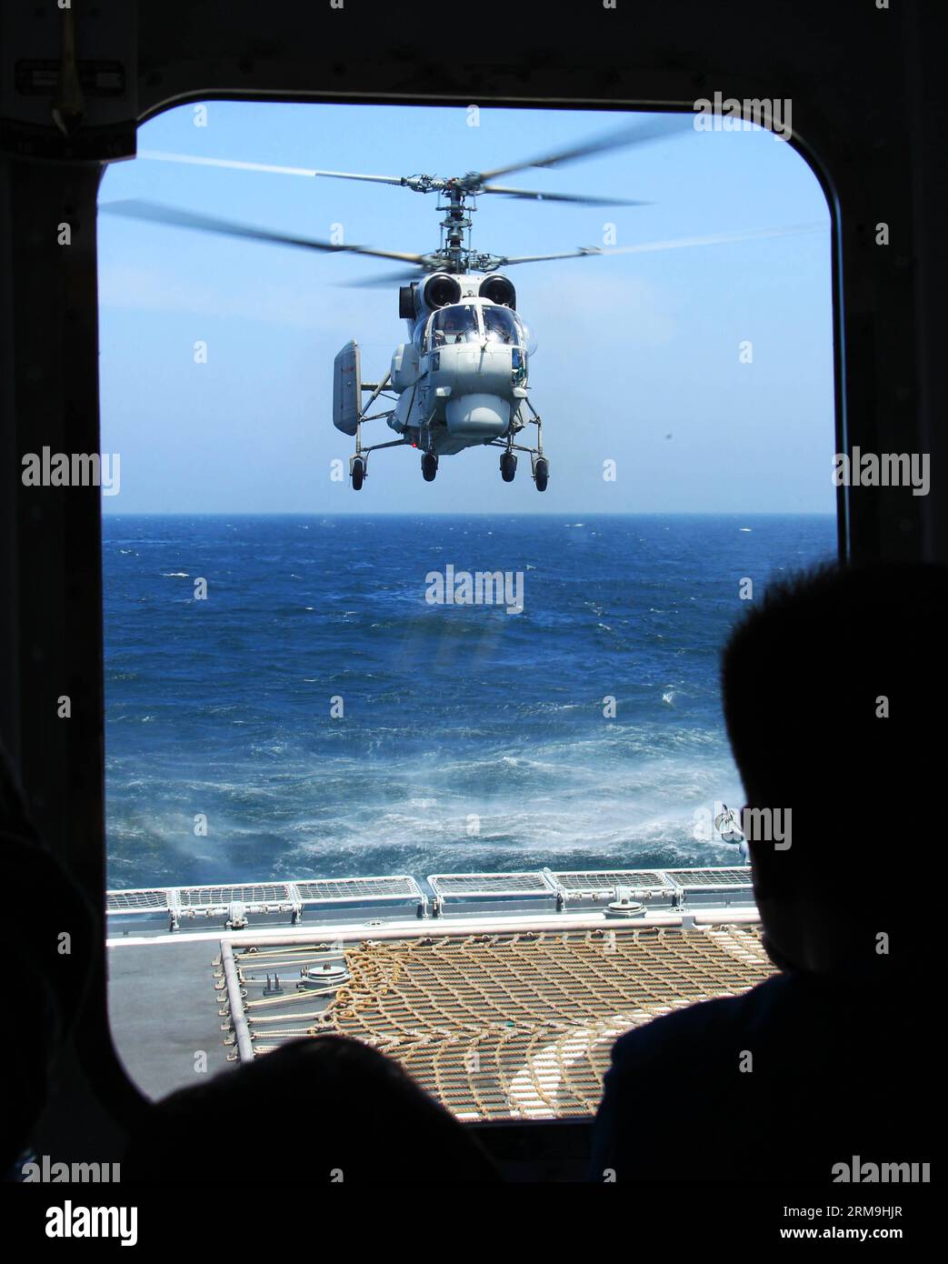 Un elicottero della marina torna al cacciatorpediniere missilistico cinese Zhengzhou durante l'esercitazione navale congiunta Cina-Russia sul Mar Cinese Orientale, 24 maggio 2014. La trivellazione di tre giorni Joint Sea-2014 si è conclusa con successo sabato. Le marine cinesi e russe organizzarono esercitazioni, tra cui esercitazioni congiunte di scorta, esercitazioni congiunte di identificazione degli aerei e esercitazioni di difesa aerea e assalto marittimo. (Xinhua/Zha Chunming) (zgp) CINA-CINA ORIENTALE SEA-RUSSIA-JOINT NAVAL DRILLS (CN) PUBLICATIONxNOTxINxCHN un elicottero della Marina torna al distruttore missilistico di Zhengzhou in Cina durante la China Russia Joint Naval Drill SUL Mare della Cina orientale Foto Stock