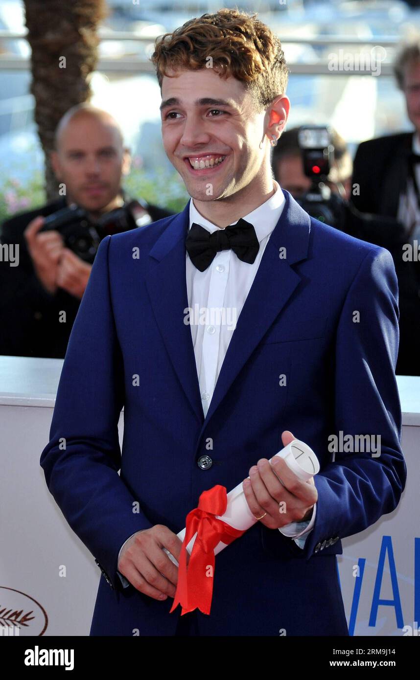 (140524) -- CANNES, 24 maggio 2014 (Xinhua) -- il regista Xavier Dolan presenta il Premio della giuria del 67° Festival di Cannes per il suo film Mamma, a Cannes, Francia, 24 maggio 2014.(Xinhua/Chen Xiaowei) FRANCE-CANNES-FILM FESTIVAL-AWARDS PUBLICATIONxNOTxINxCHN Cannes 24 maggio 2014 XINHUA Direttore Xavier Dolan presenta il Premio della giuria del 67° Festival di Cannes per la sua Mamma del Cinema a Cannes Francia 24 maggio 2014 XINHUA Chen Xiaowei France Cannes Film Festival Awards PUBLICATIONxNOTxINxCHN Foto Stock