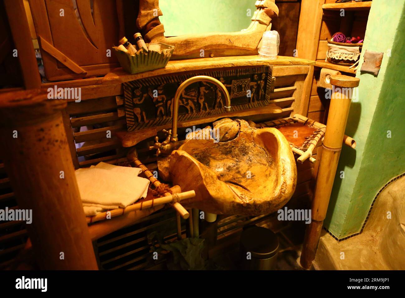 La foto scattata il 22 maggio 2014 mostra la decorazione all'interno dell'hotel la Balad des Gnomes vicino alla città di Durbuy, Belgio. Il Trojan Horse è un edificio appositamente progettato dell'hotel la Balad des Gnomes in Belgio. (Xinhua/Gong Bing) (zhf) BELDIUM-DURBUY-HOTEL-TROJAN HORSE PUBLICATIONxNOTxINxCHN foto scattata IL 22 maggio 2014 mostra la decorazione all'interno del la Balad The Gnomes Hotel vicino alla città di Durbuy Belgio il Trojan Horse È un edificio progettato dell'Hotel la Balad The Gnomes in Belgio XINHUA Gong Bing Durbuy Hotel Trojan Horse PUBLICATIONTXINXINXCHN Foto Stock