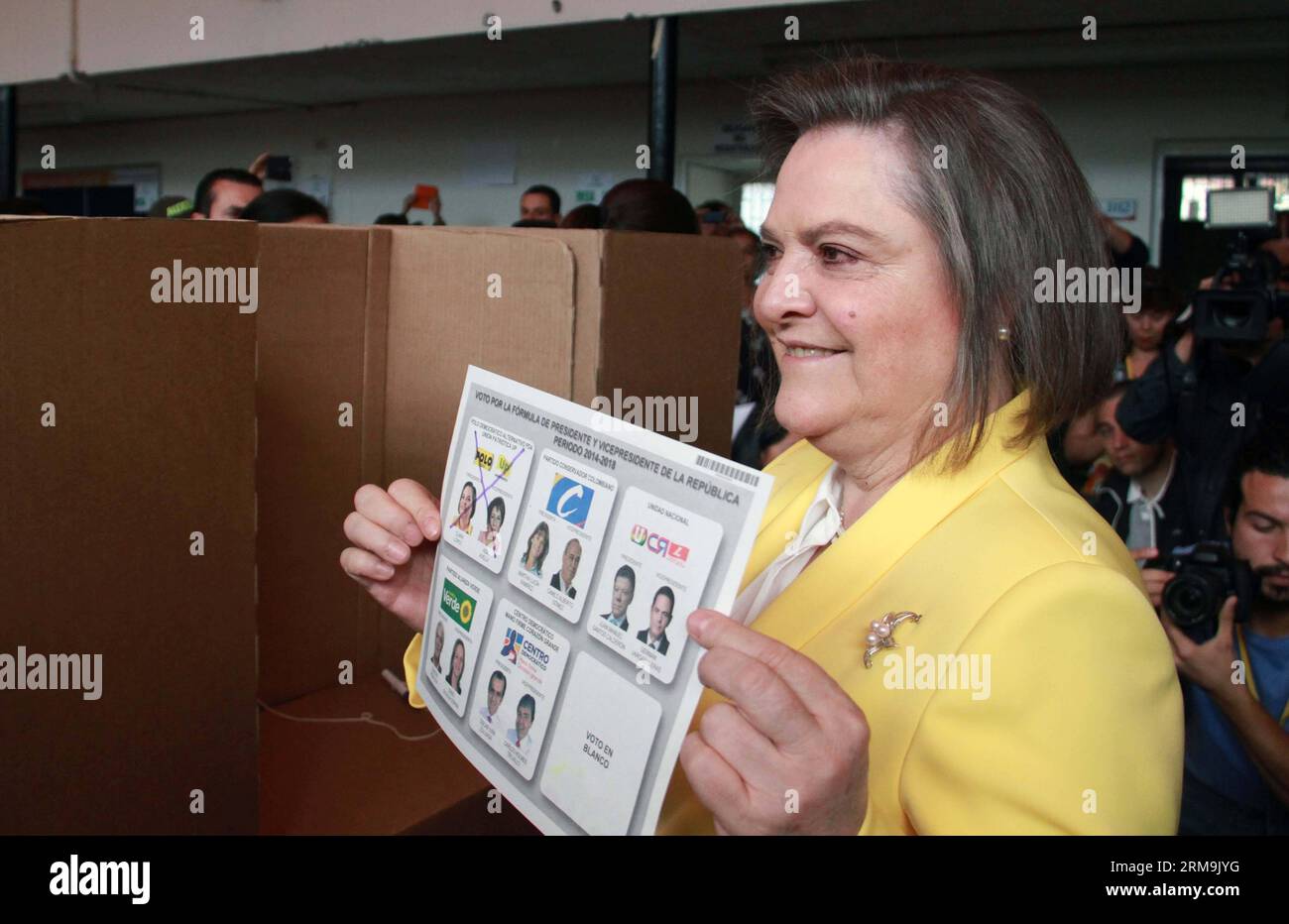 La candidata presidenziale colombiana per il Partito Democratico polacco Clara Lopez pronuncia il suo voto durante le elezioni presidenziali, a Bogotà, in Colombia, il 25 maggio 2014. Gli elettori colombiani sono andati alle urne domenica mattina per eleggere un nuovo presidente per i successivi quattro anni. (Xinhua/Cesar Marino) (da) (fnc) COLOMBIA-BOGOTÀ-POLITICHE-ELEZIONI PUBLICATIONxNOTxINxCHN candidata presidenziale colombiana per il Partito Polo Democratico Clara Lopez pronuncia il suo VOTO durante le elezioni presidenziali a Bogotà in Colombia IL 25 2014 maggio gli elettori colombiani sono andati alle urne domenica mattina per eleggere un nuovo presidente per il NEX Foto Stock