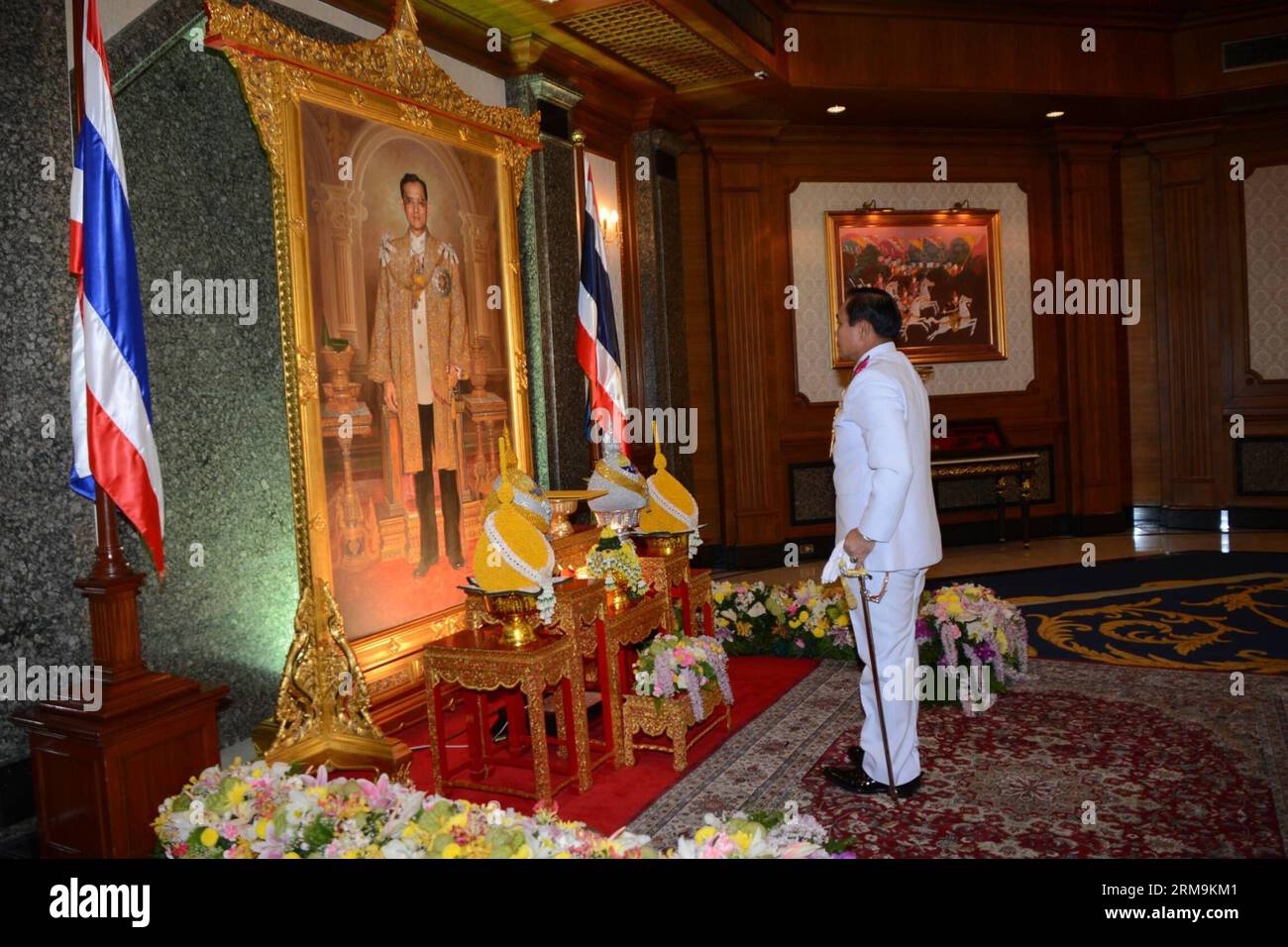 (140526) -- BANGKOK, 26 maggio 2014 (Xinhua) -- il capo dell'esercito thailandese, il generale Prayuth Chan-ocha, riceve un'approvazione reale come capo della giunta di fronte a un ritratto del re tailandese Bhumibol Adulyadej presso il quartier generale dell'esercito reale tailandese a Bangkok, Thailandia, il 26 maggio 2014. Il capo dell'esercito thailandese, il generale Prayuth Chan-ocha, è stato approvato dal monarca thailandese come capo del Consiglio nazionale per la pace e l'ordine, che la scorsa settimana ha organizzato un colpo di stato militare per spodestare un governo eletto custode. (Xinhua/Rachen Sageamsak/Pool) autorizzato da Ytfs THAILAND-BANGKOK-ARMY CHIEF PUBLICATIONxNOTxINxCHN Bangkok maggio 26 2014 XINHUA Foto Stock