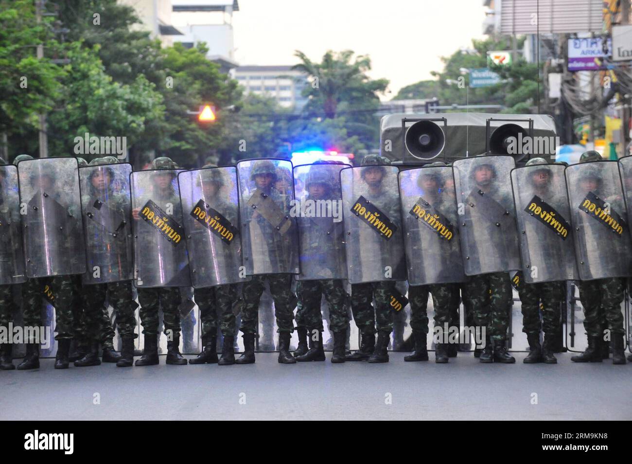 (140526) -- BANGKOK, 26 maggio 2014 (Xinhua) -- i soldati thailandesi assicurano il Monumento alla Vittoria durante una manifestazione anti-colpo di stato a Bangkok, Thailandia, 26 maggio 2014. Il capo dell'esercito thailandese, il generale Prayuth Chan-ocha, è stato approvato dal monarca thailandese come capo del Consiglio nazionale per la pace e l'ordine, che la scorsa settimana ha organizzato un colpo di stato militare per spodestare un governo eletto custode. (Xinhua/Rachen Sageamsak) THAILANDIA-BANGKOK-SECURITY PUBLICATIONxNOTxINxCHN Bangkok maggio 26 2014 i soldati thailandesi XINHUA proteggono il Monumento della Vittoria durante la dimostrazione anti colpo di stato a Bangkok Paese tailandese maggio 26 2014 esercito thailandese chi Foto Stock