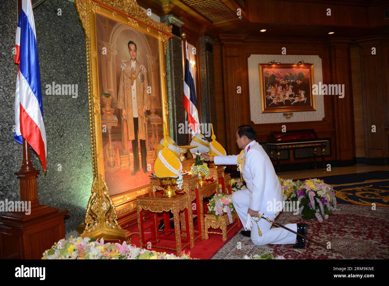 (140526) -- BANGKOK, 26 maggio 2014 (Xinhua) -- il capo dell'esercito thailandese, il generale Prayuth Chan-ocha, riceve un'approvazione reale come capo della giunta di fronte a un ritratto del re tailandese Bhumibol Adulyadej presso il quartier generale dell'esercito reale tailandese a Bangkok, Thailandia, il 26 maggio 2014. Il capo dell'esercito thailandese, il generale Prayuth Chan-ocha, è stato approvato dal monarca thailandese come capo del Consiglio nazionale per la pace e l'ordine, che la scorsa settimana ha organizzato un colpo di stato militare per spodestare un governo eletto custode. (Xinhua/Rachen Sageamsak/Pool) THAILANDIA-BANGKOK-ARMY CHIEF PUBLICATIONxNOTxINxCHN Bangkok maggio 26 2014 XINHUA Thai Army Chief GE Foto Stock