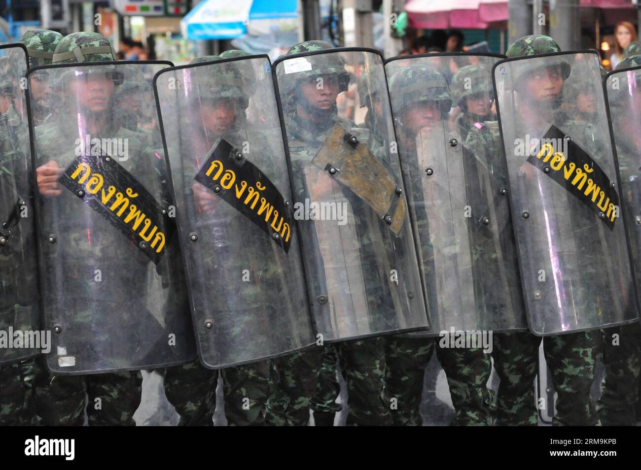 (140526) -- BANGKOK, 26 maggio 2014 (Xinhua) -- i soldati thailandesi assicurano il Monumento alla Vittoria durante una manifestazione anti-colpo di stato a Bangkok, Thailandia, 26 maggio 2014. Il capo dell'esercito thailandese, il generale Prayuth Chan-ocha, è stato approvato dal monarca thailandese come capo del Consiglio nazionale per la pace e l'ordine, che la scorsa settimana ha organizzato un colpo di stato militare per spodestare un governo eletto custode. (Xinhua/Rachen Sageamsak) THAILANDIA-BANGKOK-SECURITY PUBLICATIONxNOTxINxCHN Bangkok maggio 26 2014 i soldati thailandesi XINHUA proteggono il Monumento della Vittoria durante la dimostrazione anti colpo di stato a Bangkok Paese tailandese maggio 26 2014 esercito thailandese chi Foto Stock