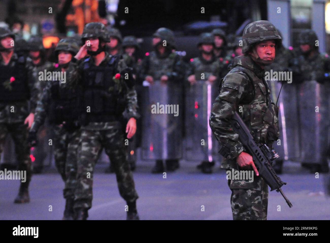 (140526) -- BANGKOK, 26 maggio 2014 (Xinhua) -- i soldati thailandesi assicurano il Monumento alla Vittoria durante una manifestazione anti-colpo di stato a Bangkok, Thailandia, 26 maggio 2014. Il capo dell'esercito thailandese, il generale Prayuth Chan-ocha, è stato approvato dal monarca thailandese come capo del Consiglio nazionale per la pace e l'ordine, che la scorsa settimana ha organizzato un colpo di stato militare per spodestare un governo eletto custode. (Xinhua/Rachen Sageamsak) THAILANDIA-BANGKOK-SECURITY PUBLICATIONxNOTxINxCHN Bangkok maggio 26 2014 i soldati thailandesi XINHUA proteggono il Monumento della Vittoria durante la dimostrazione anti colpo di stato a Bangkok Paese tailandese maggio 26 2014 esercito thailandese chi Foto Stock