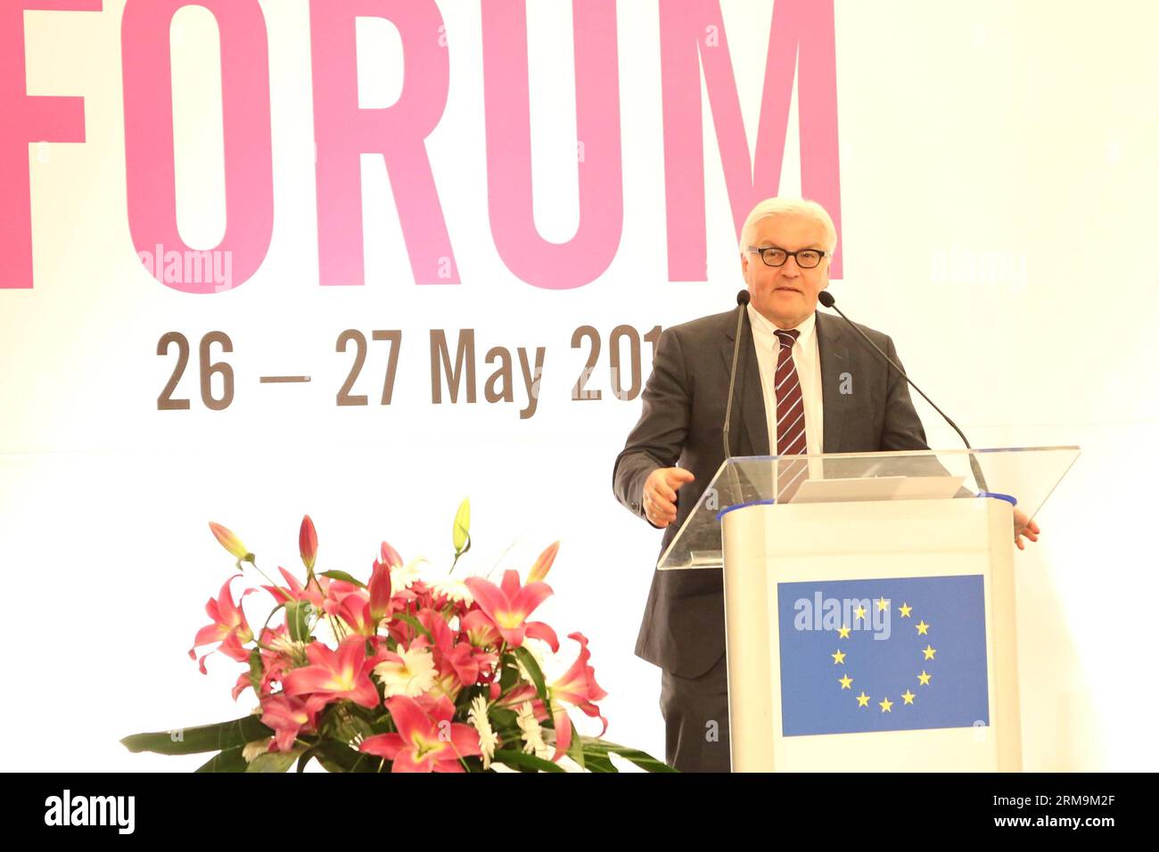 SARAJEVO, 26 maggio 2014 - il ministro degli Esteri tedesco Frank-Walter Steinmeier parla in un forum a Sarajevo, Bosnia ed Erzegovina, il 26 maggio 2014. Il forum, denominato prosperità e posti di lavoro in Bosnia-Erzegovina, è stato organizzato dalla delegazione dell'UE in Bosnia-Erzegovina. (Xinhua/Haris Memija) BOSNIA-ERZEGOVINA-SARAJEVO-MINISTRO DEGLI ESTERI TEDESCO PUBLICATIONxNOTxINxCHN Sarajevo maggio 26 2014 i ministri degli Esteri tedeschi Frank Walter Stein Meier intervengono A Sarajevo in Bosnia-Erzegovina IL 26 2014 maggio il forum intitolato prosperità e posti di lavoro in Bosnia-Erzegovina che cosa organizzato da EU Delega Foto Stock