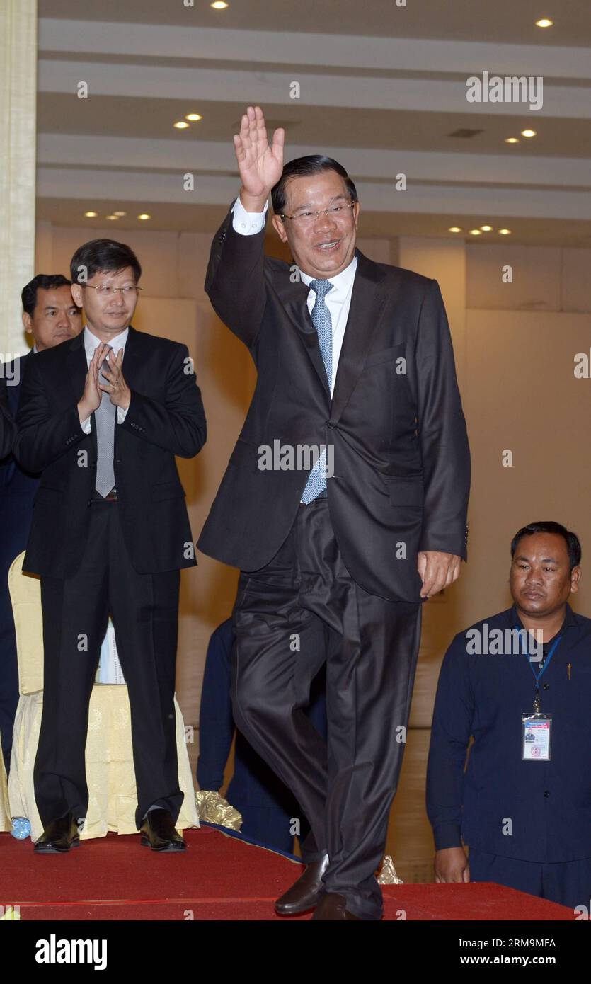 (140527) -- PHNOM PENH, 27 maggio 2014 (Xinhua) -- gesti del primo ministro cambogiano Hun Sen (C) prima di parlare ad una cerimonia di laurea presso la Royal University di Phnom Penh, Cambogia, 27 maggio 2014. La Cambogia ha visto il colpo di stato militare in Thailandia la scorsa settimana, poiché gli affari interni tailandesi e il paese non si intrometterebbero negli affari tailandesi, ha detto martedì il primo ministro Hun Sen. (Xinhua/Sovannara) CAMBOGIA-PHNOM PENH-PM-THAILANDIA-SITUAZIONE PUBLICATIONxNOTxINxCHN Phnom Penh maggio 27 2014 XINHUA Cambodian prime Minister HUN Sen C gestures prima di parlare A una cerimonia di laurea PRESSO la Royal University di Phnom P. Foto Stock