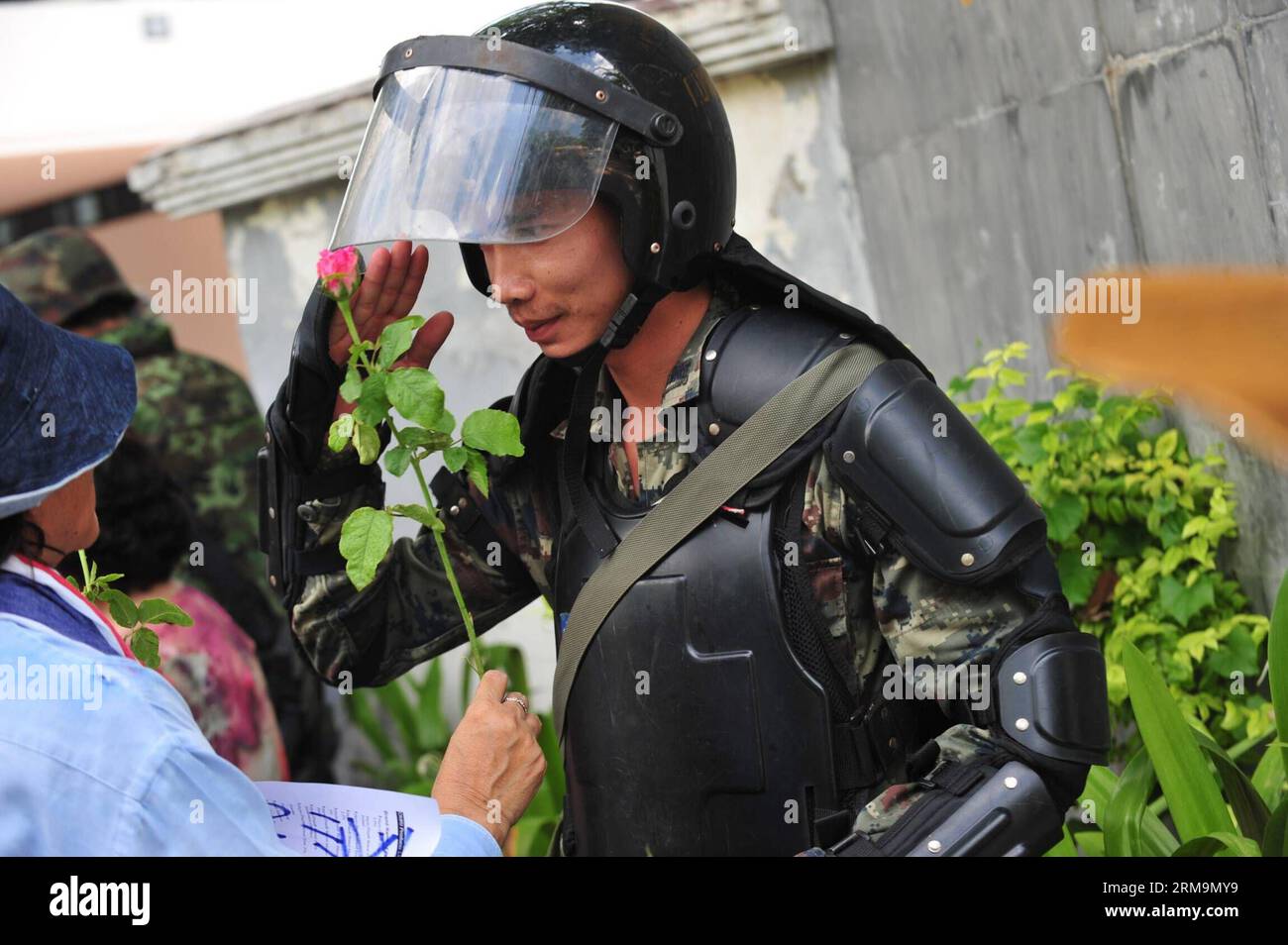 (140527) -- BANGKOK, 27 maggio 2014 (Xinhua) -- Un soldato dell'esercito thailandese riceve un fiore da un sostenitore del colpo di stato militare a Bangkok, Thailandia, 27 maggio 2014. Il capo dell'esercito thailandese, il generale Prayuth Chan-ocha, è stato approvato dal monarca thailandese lunedì come capo del Consiglio nazionale per la pace e l'ordine. (Xinhua/Rachen Sageamsak) THAILANDIA-BANGKOK-UNREST-ARMY PUBLICATIONxNOTxINxCHN Bangkok maggio 27 2014 XINHUA un soldato dell'esercito thailandese riceve un fiore da un sostenitore del colpo di stato militare a Bangkok paese tailandese maggio 27 2014 Capo dell'esercito thailandese generale Prayuth Chan OCHA ciò che è stato approvato dal monarca tailandese lunedì come capo della Natio Foto Stock