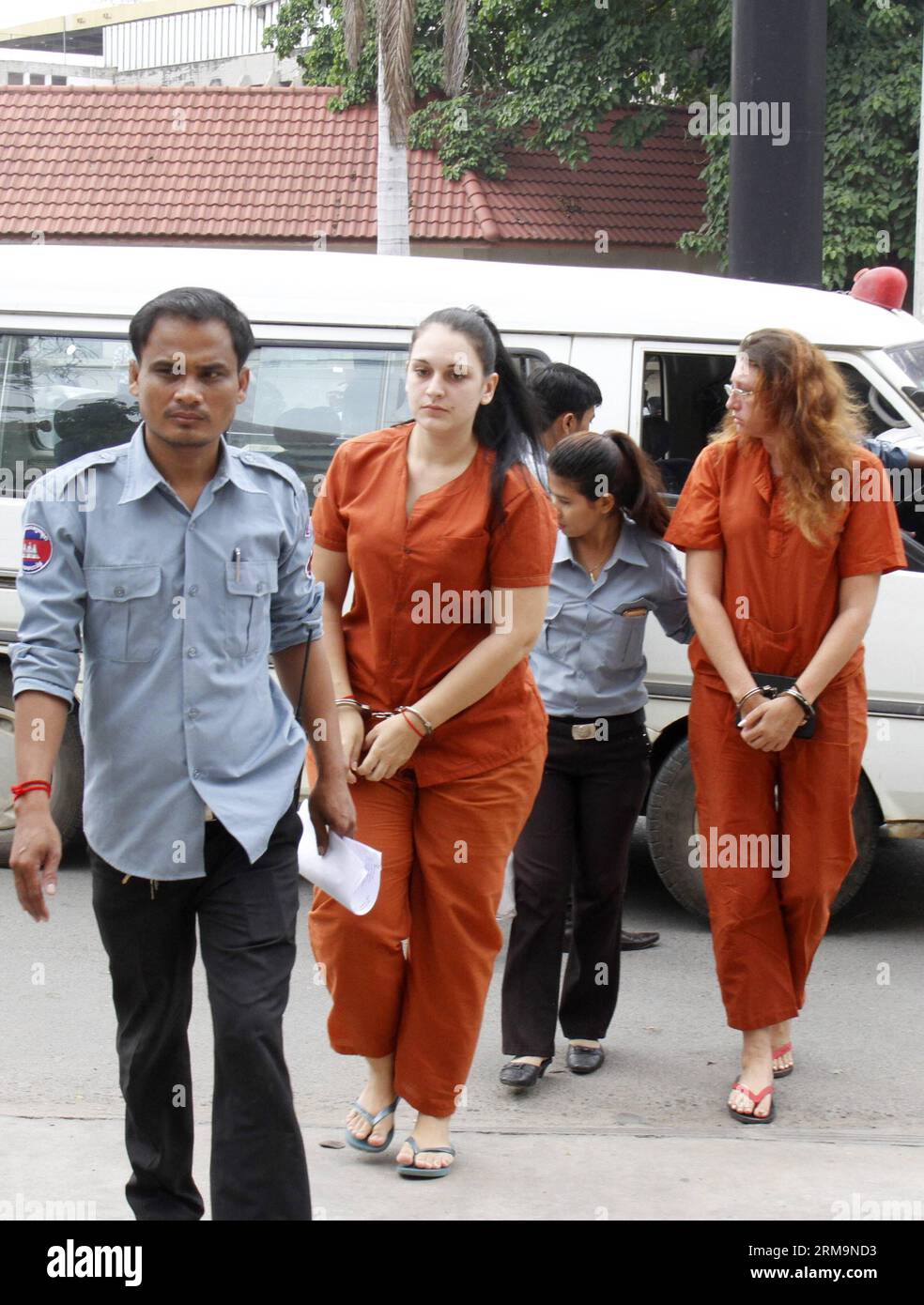 (140528) -- PHNOM PENH, 28 maggio 2014 (Xinhua) -- la nazionale francese Charlene Savarino (2nd L) e la nazionale australiana Ann Yoshe Taylor (1st R) sono portate al tribunale municipale di Phnom Penh per ascoltare il loro verdetto a Phnom Penh, Cambogia, 28 maggio 2014. Il tribunale municipale di Phnom Penh mercoledì ha condannato tre stranieri, tra cui un nigeriano, un adolescente francese e una donna australiana di traffico di droga, condannandoli a un periodo compreso tra 23 e 27 anni di carcere, secondo un verdetto letto dal giudice Kor Vandy. (Xinhua/Sovannara)(zjl) CAMBOGIA-PHNOM PENH-STRANIERI-PRIGIONE-TRAFFICO DI EROINA PUBLICATIONx Foto Stock