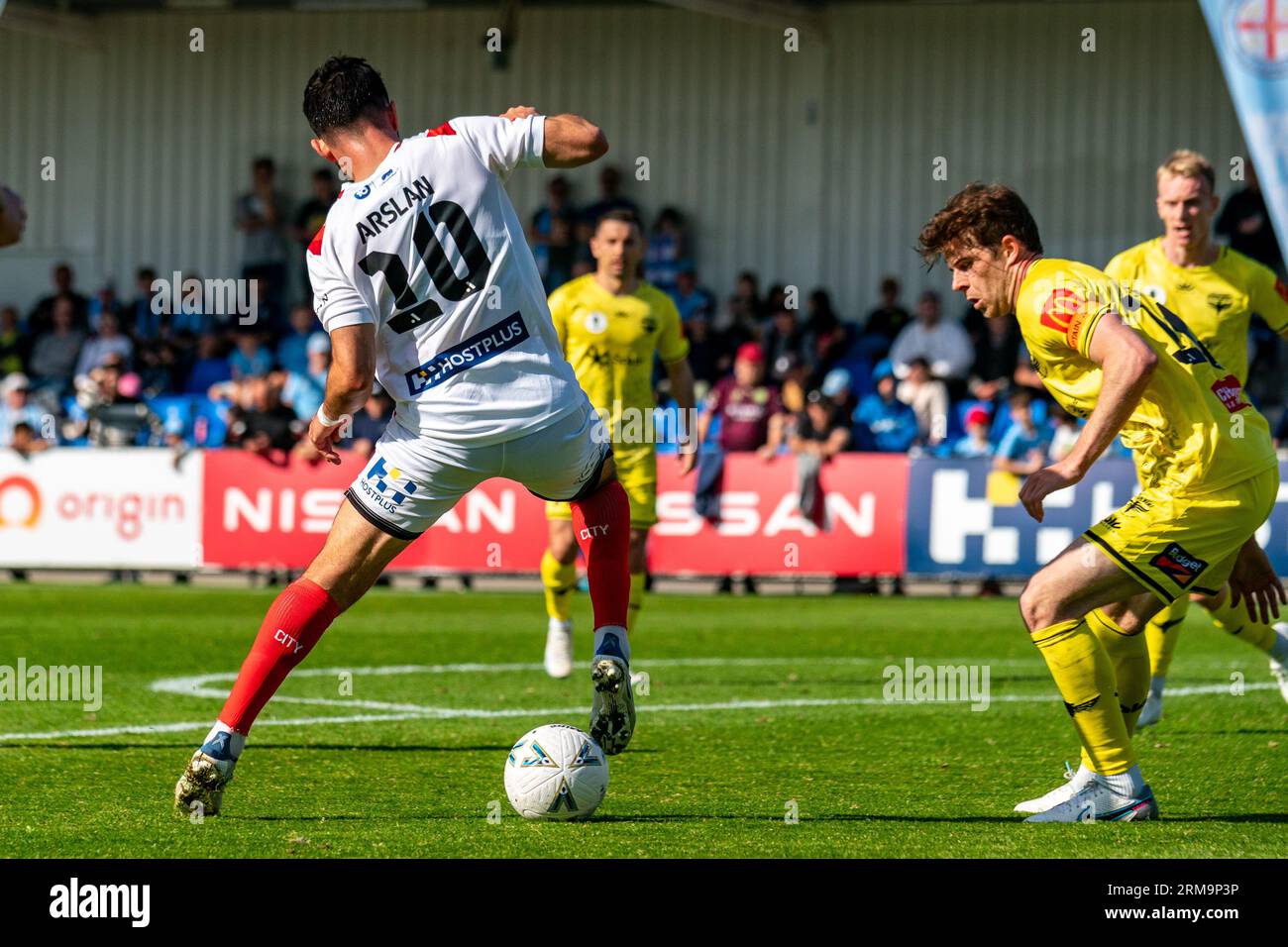 Oakleigh, Australia. 27 agosto 2023. Tolgay Arslan, giocatore del Melbourne City, esegue un dribbling di roulette intorno ai difensori di Wellington Phoenix. Crediti: James Forrester/Alamy Live News Foto Stock