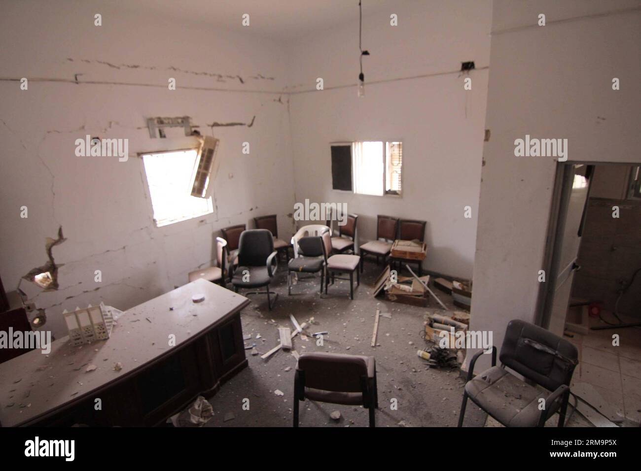(20140528) -- BENGASI, 28 maggio 2014 (Xinhua) -- la foto scattata il 28 maggio 2014 mostra una stanza danneggiata da un attacco aereo a Bengasi, Libia. Gli aerei da guerra appartenenti al golpe generale libico Khalifa Haftar hanno lanciato mercoledì un attacco aereo sulle basi della milizia jihadista nella città orientale di Bengasi, hanno detto funzionari militari. (Xinhua/Mohammed Elzahawi) LIBIA-BENGASI-ATTACCO AEREO PUBLICATIONxNOTxINxCHN Bengasi maggio 28 2014 XINHUA la foto scattata IL 28 2014 maggio mostra una stanza danneggiata da a a a Bengasi aerei da guerra libici appartenenti al golpe libico generale Khalifa lanciato mercoledì SULLE basi della Milizia i. Foto Stock