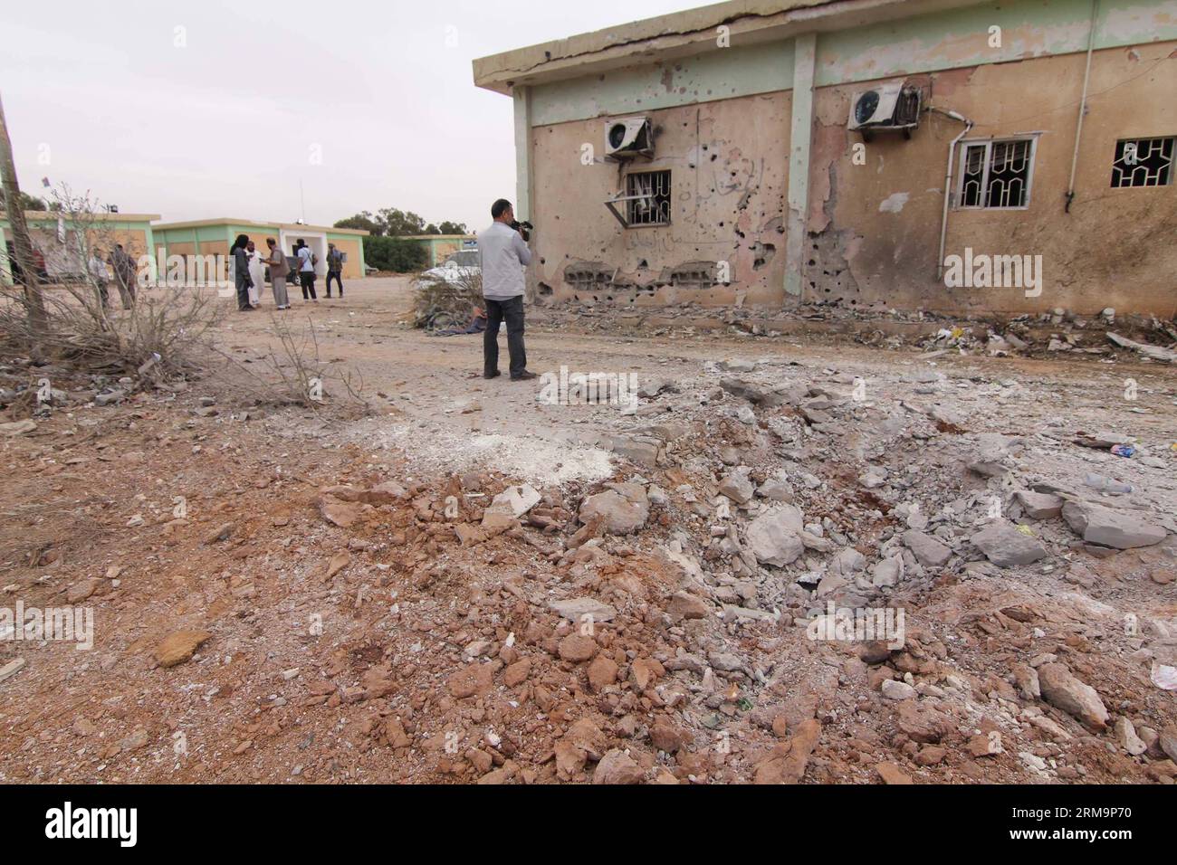 (20140528) -- BENGASI, 28 maggio 2014 (Xinhua) -- la foto scattata il 28 maggio 2014 mostra un cratere dopo un attacco aereo a Bengasi, Libia. Gli aerei da guerra appartenenti al golpe generale libico Khalifa Haftar hanno lanciato mercoledì un attacco aereo sulle basi della milizia jihadista nella città orientale di Bengasi, hanno detto funzionari militari. (Xinhua/Mohammed Elzahawi) LIBIA-BENGASI-ATTACCO AEREO PUBLICATIONxNOTxINxCHN Bengasi maggio 28 2014 XINHUA la foto scattata IL 28 2014 maggio mostra un cratere dopo a Bengasi Libia aerei da guerra appartenenti al golpe libico generale libico Khalifa IL mercoledì lanciato SULLE basi della Milizia nel Foto Stock