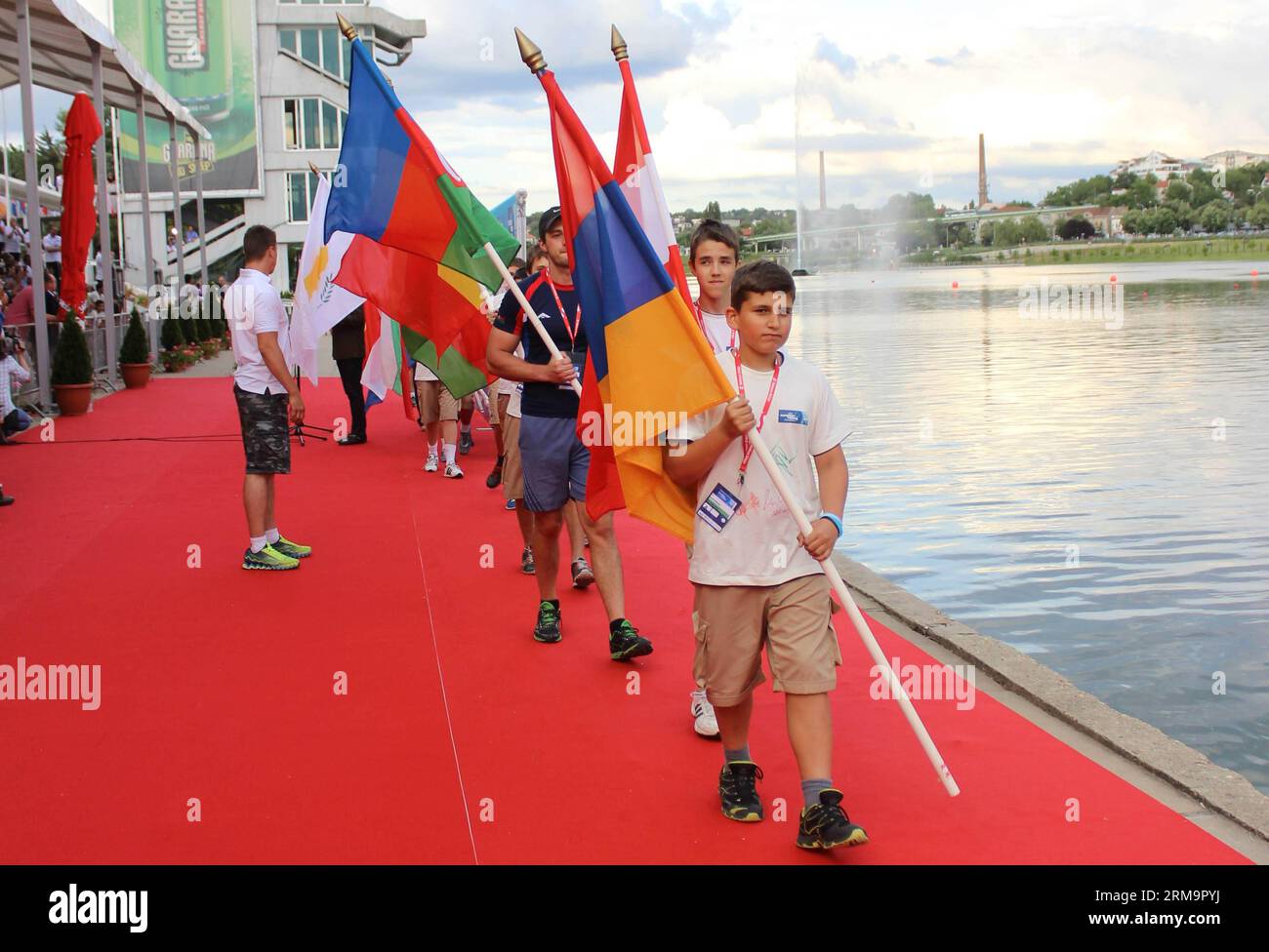 BELGRADO, (Xinhua) -- i rappresentanti che detengono bandiere nazionali partecipano alla cerimonia di apertura dei Campionati europei di canottaggio 2014 al lago Ada Ciganlija a Belgrado il 29 maggio 2014. I Campionati europei di canottaggio si terranno dal 30 maggio al 1° giugno. (Xinhua/Wang Hui) (SP)SERBIA-BELGRADO-CAMPIONATI EUROPEI DI CANOTTAGGIO PUBLICATIONxNOTxINxCHN Belgrado i rappresentanti XINHUA che detengono bandiere nazionali partecipano alla cerimonia di apertura dei Campionati europei 2014 AL lago Ada Ciganlija a Belgrado IL 29 2014 maggio i Campionati europei saranno Hero dal 30 maggio al 1 giugno XINHUA Wang Hui SP serbi Foto Stock
