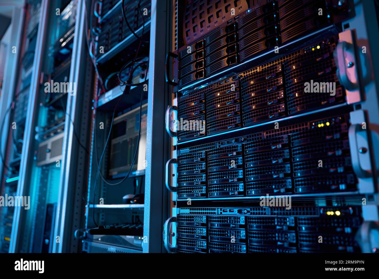 Rack server con hardware supercomputer in primo piano nei big data center Foto Stock