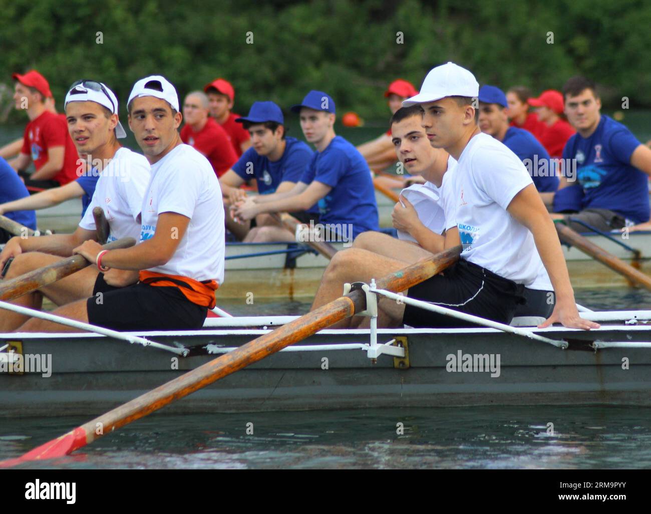 BELGRADO, (Xinhua) - gli studenti delle scuole superiori partecipano alla cerimonia di apertura dei Campionati europei di canottaggio 2014 al lago Ada Ciganlija a Belgrado il 29 maggio 2014. I Campionati europei di canottaggio si terranno dal 30 maggio al 1° giugno. (Xinhua/Wang Hui) (SP)SERBIA-BELGRADO-CAMPIONATI EUROPEI DI CANOTTAGGIO PUBLICATIONxNOTxINxCHN Belgrado XINHUA gli studenti della scuola superiore partecipano alla cerimonia di apertura dei Campionati europei 2014 AL lago Ada Ciganlija a Belgrado IL 29 2014 maggio i Campionati europei saranno Hero dal 30 maggio al 1° giugno XINHUA Wang Hui SP Serbia Campionati europei di Belgrado P Foto Stock