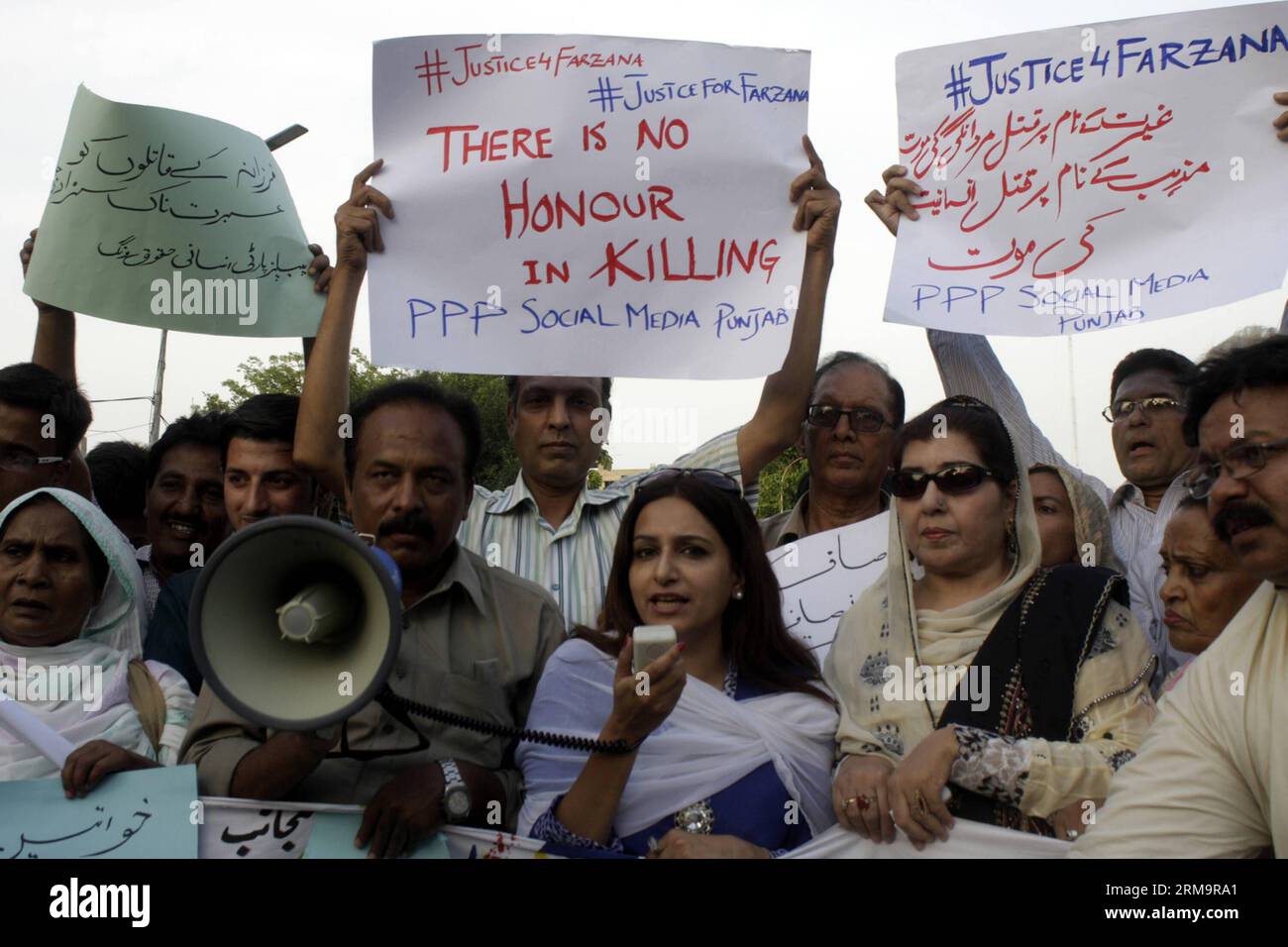 (140530) -- LAHORE, 30 maggio 2014 (Xinhua) -- gli attivisti pakistani per i diritti umani tengono cartelli mentre cantano slogan durante una protesta a Islamabad, capitale del Pakistan, il 30 maggio 2014, contro l'uccisione di una donna incinta Farzana Parveen è stata picchiata a morte con mattoni da membri della sua stessa famiglia per aver sposato un uomo di sua scelta a Lahore. Gli Stati Uniti condannano fermamente l'atroce uccisione di una donna fuori da un tribunale pakistano, ha detto giovedì il Dipartimento di Stato. (Xinhua/Jamil Ahmed) PAKISTAN-LAHORE-HONOR-KILLING-PROTEST PUBLICATIONxNOTxINxCHN Lahore maggio 30 2014 XINHUA Pak Foto Stock