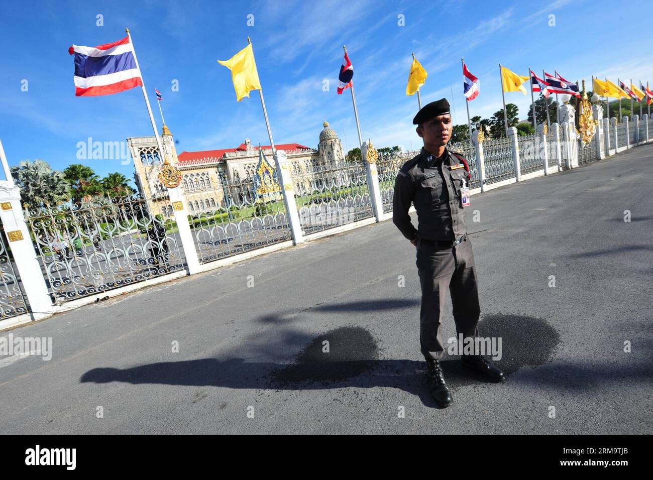 Un poliziotto thailandese sta di guardia di fronte al Thai kHU Fah Building presso il Government House di Bangkok, Thailandia, il 2 giugno 2014. La Thai Government House è stata riaperta lunedì dopo il colpo di stato militare. (Xinhua/Rachen Sageamsak)(srb) THAILANDIA-BANGKOK-GOVERNMENT HOUSE PUBLICATIONxNOTxINxCHN un poliziotto tailandese è in guardia di fronte al KHU Fah Building thailandese PRESSO IL Government House di Bangkok 2 giugno 2014 Thai Government House cosa ha riaperto lunedì dopo il colpo di stato militare XINHUA Throat sageamsak SRB Bangkok Government House PUBLICATIONxNOTxINCHN Foto Stock