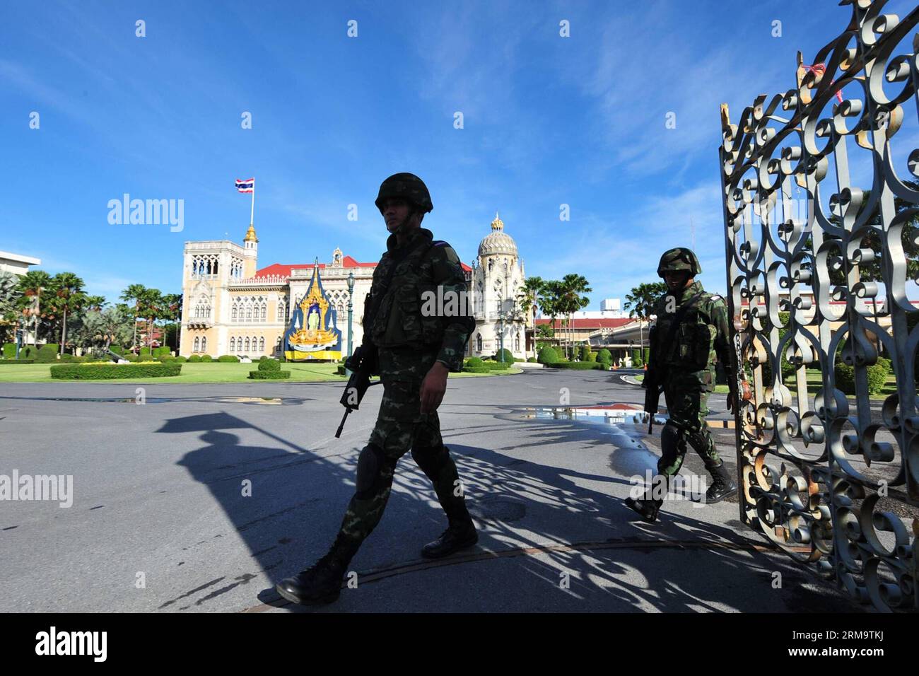 I soldati thailandesi camminano di fronte all'edificio Thai kHU Fah presso la sede del governo di Bangkok, Thailandia, il 2 giugno 2014. La Thai Government House è stata riaperta lunedì dopo il colpo di stato militare. (Xinhua/Rachen Sageamsak)(srb) THAILANDIA-BANGKOK-GOVERNMENT HOUSE PUBLICATIONxNOTxINxCHN Thai Soldiers Walk di fronte al Thai kHU Fah Building PRESSO il Government House di Bangkok Thai Country 2 giugno 2014 Thai Government House cosa ha riaperto lunedì dopo il colpo di stato militare XINHUA Throat sageamsak SRB Bangkok Government House PUBLICATIONxNOTxINxCHN Foto Stock