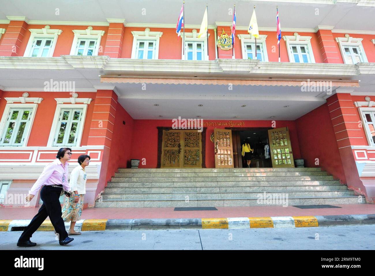 I funzionari camminano davanti al Thai kHU Fah Building presso il Government House di Bangkok, Thailandia, il 2 giugno 2014. La Thai Government House è stata riaperta lunedì dopo il colpo di stato militare. (Xinhua/Rachen Sageamsak)(srb) TAILANDIA-BANGKOK-GOVERNMENT HOUSE PUBLICATIONxNOTxINxCHN funzionari camminano di fronte al Thai kHU Fah Building PRESSO il Government House di Bangkok 2 giugno 2014 Thai Government House cosa ha riaperto lunedì dopo il colpo di stato militare XINHUA Throat sageamsak SRB Bangkok Government House PUBLICATIONxNOTxINxCHN Foto Stock