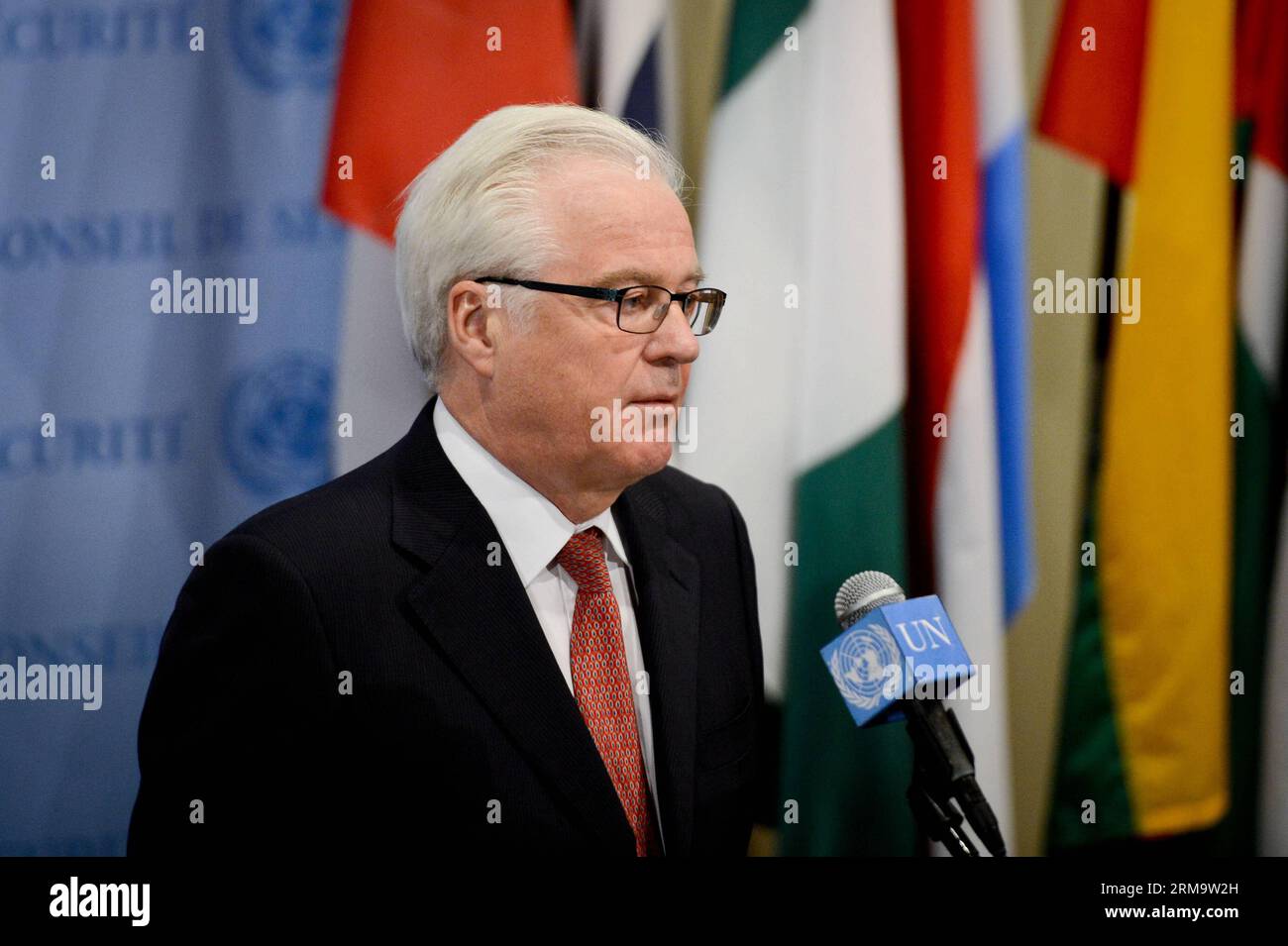 (140602) -- NEW YORK, 2 giugno 2014 (Xinhua) -- Vitaly Churkin, il rappresentante permanente della Russia alle Nazioni Unite, si rivolge ai giornalisti al termine delle consultazioni chiuse del consiglio, presso la sede delle Nazioni Unite a New York, il 2 giugno 2014. Lunedì la Russia ha diffuso tra i membri del Consiglio di sicurezza delle Nazioni Unite un progetto di risoluzione sulla situazione umanitaria nelle parti meridionali e orientali dell'Ucraina, in cui si afferma che il Consiglio di sicurezza deve reagire all'escalation della situazione nel sud-est dell'Ucraina. (Xinhua/Niu Xiaolei) un-NEW YORK-RUSSIA-UCRAINA-PROGETTO DI RISOLUZIONE PUBLICATIONxNOTxINxCHN New Foto Stock
