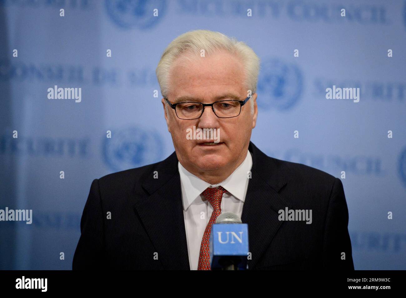 (140602) -- NEW YORK, 2 giugno 2014 (Xinhua) -- Vitaly Churkin, il rappresentante permanente della Russia alle Nazioni Unite, si rivolge ai giornalisti al termine delle consultazioni chiuse del consiglio, presso la sede delle Nazioni Unite a New York, il 2 giugno 2014. Lunedì la Russia ha diffuso tra i membri del Consiglio di sicurezza delle Nazioni Unite un progetto di risoluzione sulla situazione umanitaria nelle parti meridionali e orientali dell'Ucraina, in cui si afferma che il Consiglio di sicurezza deve reagire all'escalation della situazione nel sud-est dell'Ucraina. (Xinhua/Niu Xiaolei) un-NEW YORK-RUSSIA-UCRAINA-PROGETTO DI RISOLUZIONE PUBLICATIONxNOTxINxCHN New Foto Stock