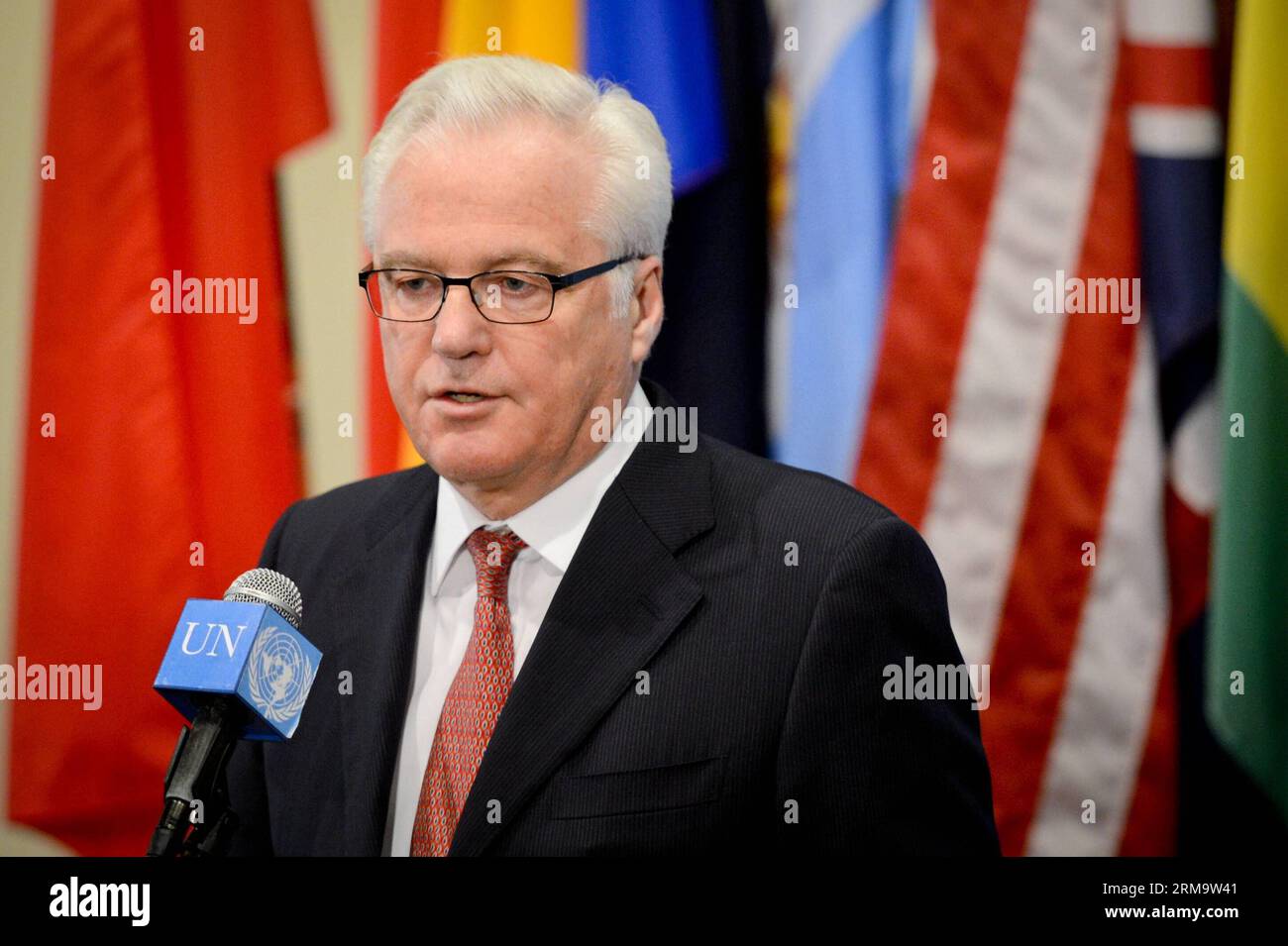 (140602) -- NEW YORK, 2 giugno 2014 (Xinhua) -- Vitaly Churkin, il rappresentante permanente della Russia alle Nazioni Unite, si rivolge ai giornalisti al termine delle consultazioni chiuse del consiglio, presso la sede delle Nazioni Unite a New York, il 2 giugno 2014. Lunedì la Russia ha diffuso tra i membri del Consiglio di sicurezza delle Nazioni Unite un progetto di risoluzione sulla situazione umanitaria nelle parti meridionali e orientali dell'Ucraina, in cui si afferma che il Consiglio di sicurezza deve reagire all'escalation della situazione nel sud-est dell'Ucraina. (Xinhua/Niu Xiaolei) un-NEW YORK-RUSSIA-UCRAINA-PROGETTO DI RISOLUZIONE PUBLICATIONxNOTxINxCHN New Foto Stock