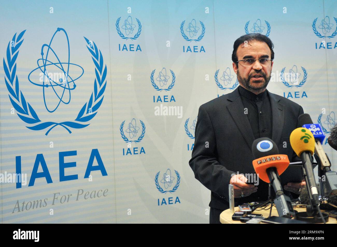 Reza Najafi, inviato iraniano presso l'Agenzia internazionale per l'energia atomica (AIEA), parla ai media a Vienna, 4 giugno 2014. Teheran spera che il sorvegliante nucleare delle Nazioni Unite possa fornire un documento sostanziale sulle attività nucleari iraniane che potrebbero essere collegate al presunto programma di armi nucleari, ha dichiarato mercoledì l'inviato iraniano presso l'Agenzia internazionale per l'energia atomica (AIEA). (Xinhua/Qian Yi) AUSTRIA-VIENNA-AIEA-IRAN PUBLICATIONxNOTxINxCHN Reza Najafi inviato iraniano presso l'Agenzia internazionale per l'energia atomica l'AIEA parla ai media a Vienna il 4 giugno 2014 TEHERAN spera che il cane da guardia nucleare delle Nazioni Unite possa prov Foto Stock