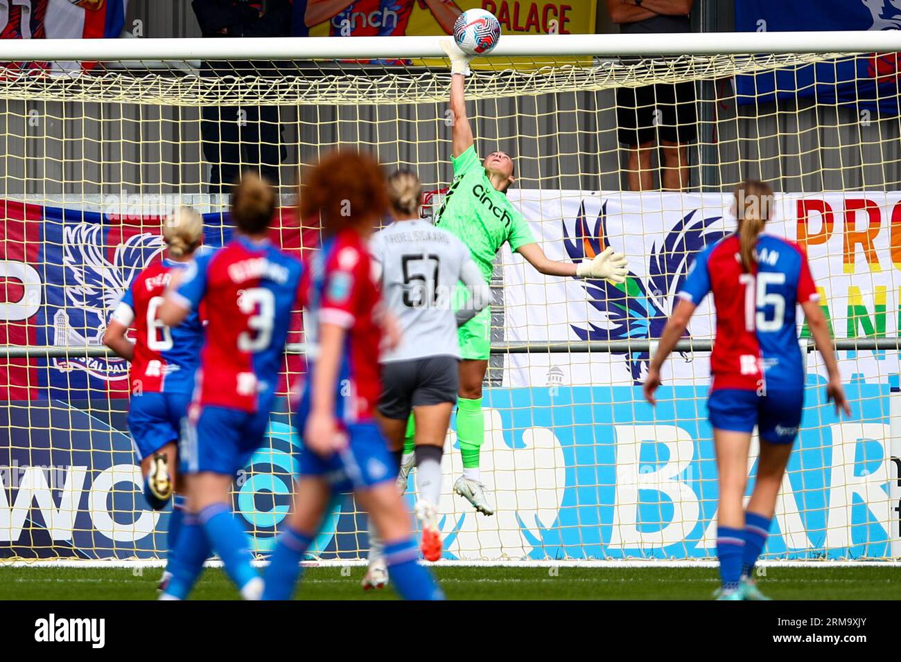 Londra, Regno Unito. 27 agosto 2023. Il portiere Fran Kitching (1 Crystal Palace) punta la palla sul bar durante la partita del Barclays fa Womens Championship tra Crystal Palace e Reading al VBS Community Stadium. Crediti: Liam Asman/Alamy Live News Foto Stock