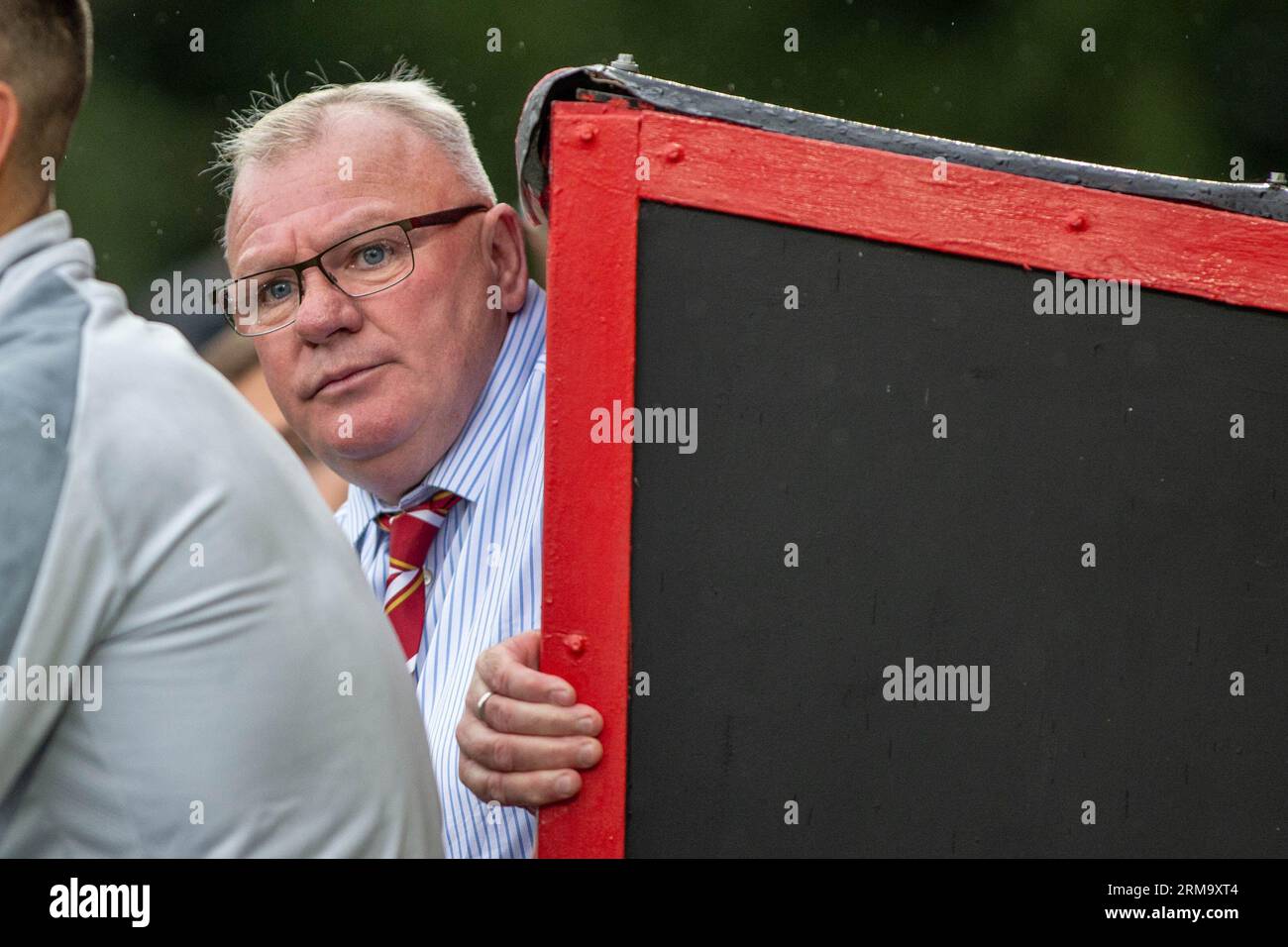 Steve Evans, allenatore di calcio, che pareggiava da Dugout, mentre era responsabile dello Stevenage Football Club. Foto Stock