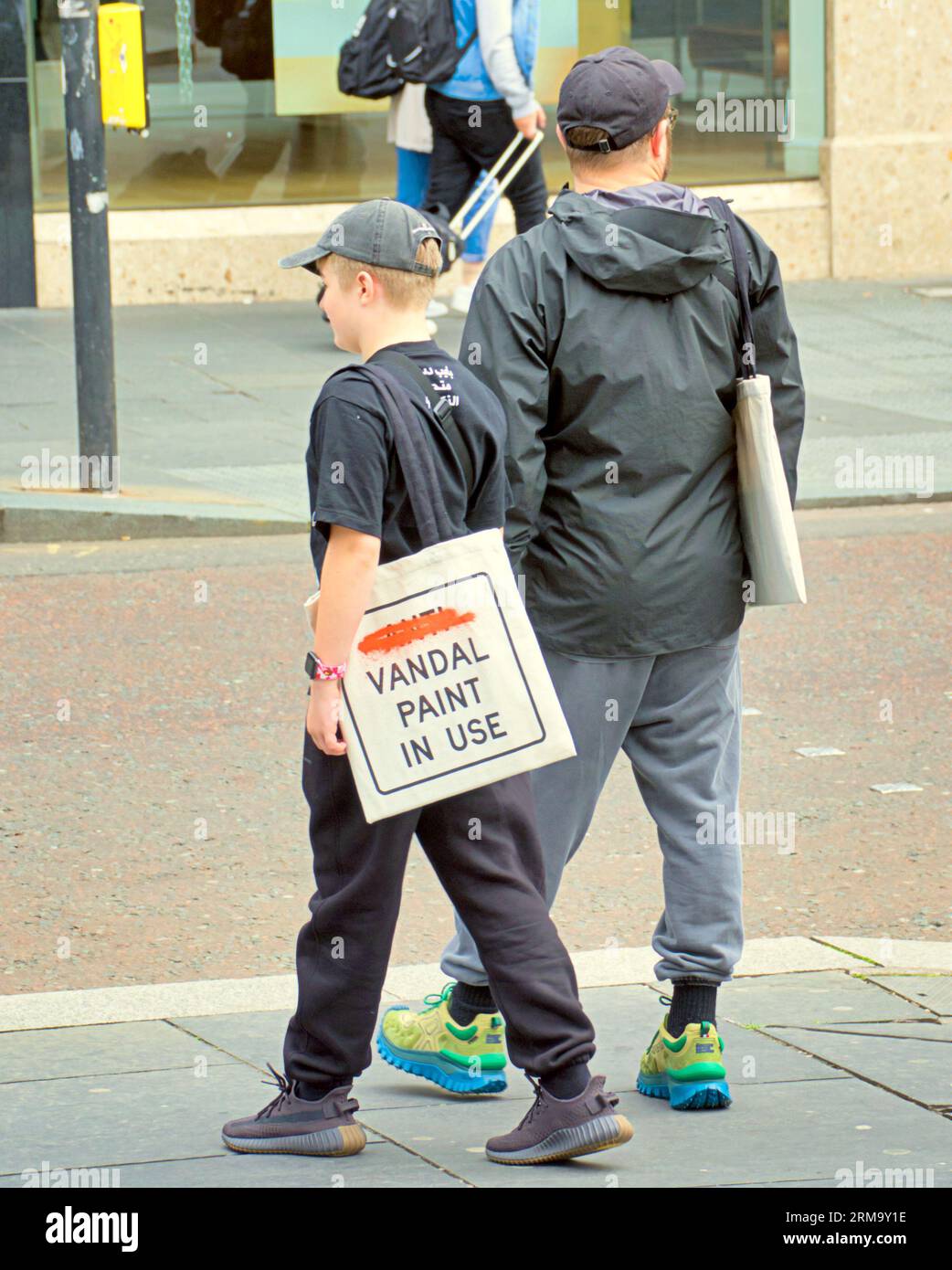 Glasgow, Scozia, Regno Unito. 27 agosto 2023. Tempo nel Regno Unito: Le borse tote sono disponibili solo per i possessori di biglietti che affliggono la città. Il sole della città ha visto la gente del posto e i turisti sfruttare al meglio il centro della città. Credit Gerard Ferry/Alamy Live News Foto Stock