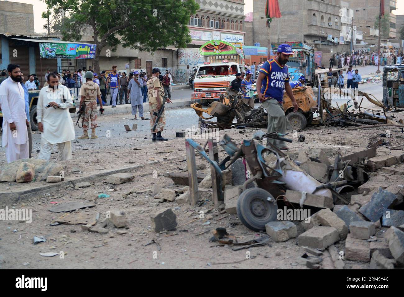 (140605) -- KARACHI, 5 giugno 2014 (Xinhua) -- i funzionari della sicurezza ispezionano il sito di esplosione nella città portuale del Pakistan meridionale di Karachi il 5 giugno 2014. Almeno due persone sono rimaste uccise e altre sette ferite in un presunto esplosione di una bomba suicida vicino a una moschea nella Colonia di Qasba a Karachi giovedì sera, hanno riferito i media locali. (Xinhua/Arshad) PAKISTAN-KARACHI-BLAST PUBLICATIONxNOTxINxCHN Karachi 5 giugno 2014 i funzionari di sicurezza di XINHUA ispezionano il sito di esplosione nella città portuale del Pakistan meridionale di Karachi IL 5 giugno 2014 almeno due celebrità sono state UCCISE e altre sette ferite in un sospetto suicidio B. Foto Stock