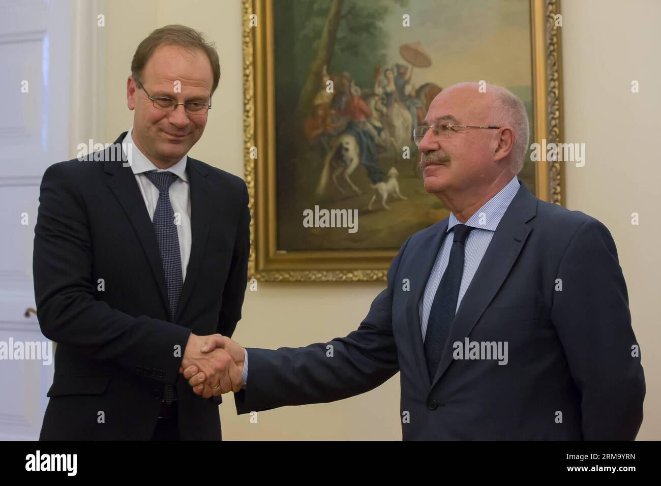 (140606) -- BUDAPEST, 6 giugno 2014 (Xinhua) -- il ministro ungherese dell'economia esterna e degli affari esteri Tibor Navracsics (L) stringe la mano al suo predecessore Janos Martonyi(R) durante un incontro con i media dopo il loro trasferimento ufficiale a Budapest, in Ungheria, il 6 giugno 2014. Venerdì si è formato il nuovo governo ungherese. L'ex Ministero degli affari Esteri è stato ribattezzato Ministero dell'economia esterna e degli affari Esteri. (Xinhua/Attila Volgyi) UNGHERIA-BUDAPEST-NUOVO GOVERNO-MINISTRO DEGLI ESTERI-CONSEGNA PUBLICATIONxNOTxINxCHN Budapest 6 giugno 2014 XINHUA ministri ungheresi dell'economia esterna A. Foto Stock