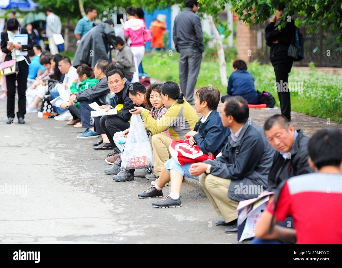 I genitori di candidati gaokao aspettano fuori da un sito di esame dell'esame di ammissione al college nazionale presso la Changchun No. 2 Experimental High School a Changchun, capitale della provincia di Jilin della Cina nord-orientale, 7 giugno 2014. L'esame, noto come gaokao , è iniziato sabato. Un totale di 9,39 milioni di persone si sono iscritte all'esame quest'anno per candidarsi a 6,98 milioni di posti vacanti in università e college. (Xinhua/Xu Chang) (lfj) CHINA-NATIONAL COLLEGE ENTRY EXAMINATION (CN) PUBLICATIONxNOTxINxCHN i genitori dei candidati gaokao aspettano fuori dal sito dell'esame di ammissione al National College A Changchun N. Foto Stock