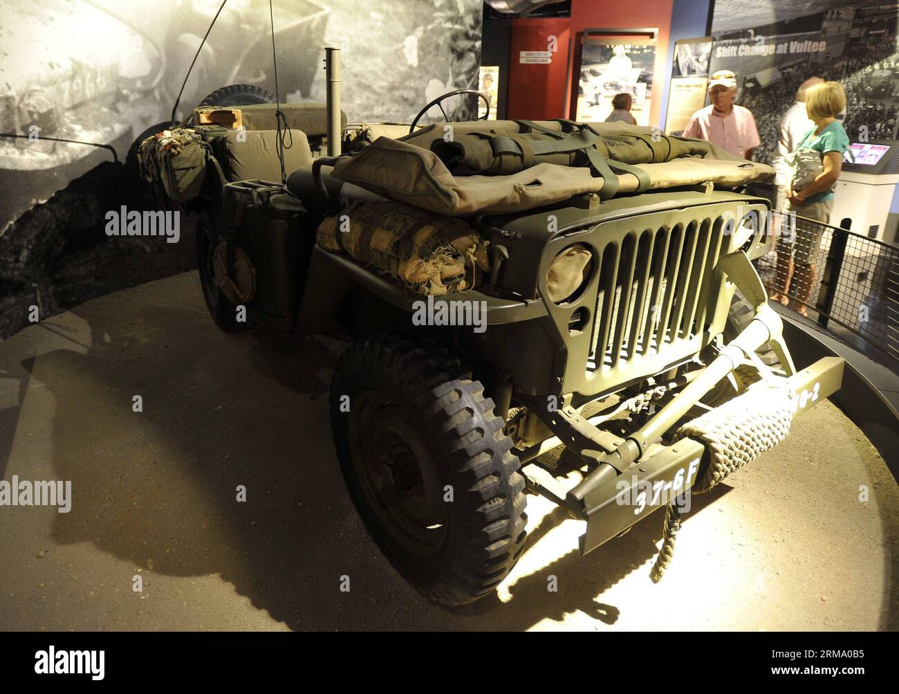 (140607) -- FREDERICKSBURG, 7 giugno 2014 (Xinhua) -- i visitatori guardano una jeep militare usata dagli Stati Uniti durante la guerra del Pacifico nel National Museum of the Pacific War a Fredericksburg of Texas, Stati Uniti, 7 giugno 2014. Il National Museum of the Pacific War è un museo dedicato esclusivamente a raccontare la storia delle battaglie del teatro del Pacifico della seconda guerra mondiale e a onorare gli otto milioni di americani che hanno servito nella guerra contro il Giappone, tra cui gli oltre 100.000 che hanno dato la vita. (Xinhua/Wang lei) US-TEXAS-FREDERICKSBURG-MUSEUM-PACIFIC WAR PUBLICATIONxNOTxINxCHN Fredericksburg J Foto Stock