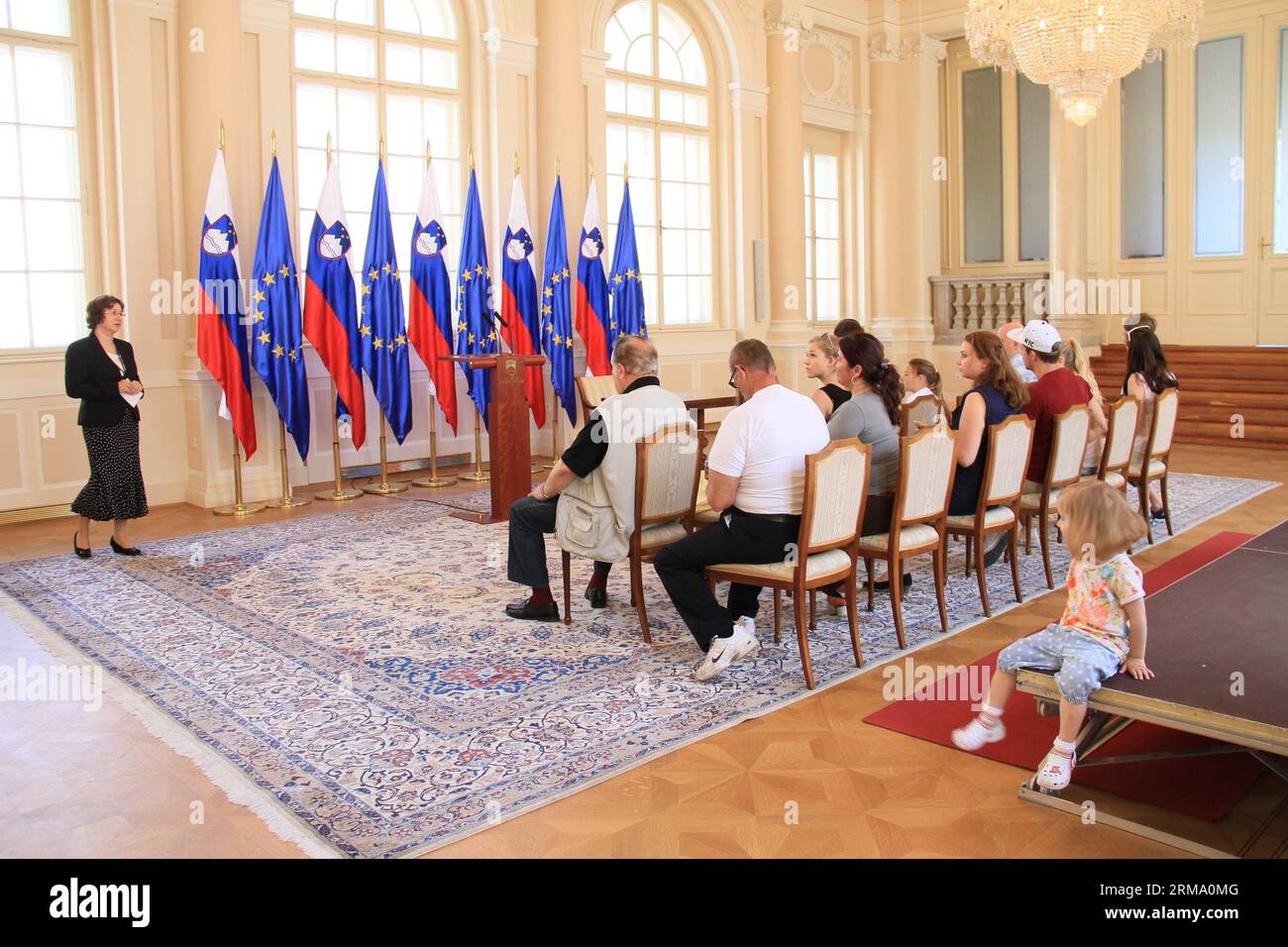 (140608) -- LUBIANA, 8 giugno 2014 (Xinhua) -- l'8 giugno 2014 la gente visita la sede presidenziale della Slovenia a Lubiana per commemorare Primoz Trubar (1508-1586), fondatore della lingua slovena e figura chiave della storia culturale slovena. (Xinhua/Zhao Yi) SLOVENIA-UFFICIO DEL PRESIDENTE-OPEN DAY PUBLICATIONxNOTxINxCHN Lubiana 8 giugno 2014 le celebrità di XINHUA visitano il luogo presidenziale della Slovenia a Lubiana L'8 giugno 2014 per commemorare Primoz 1508 1586 fondatore della lingua slovena e figura chiave della storia culturale XINHUA Zhao Yi Slovenia Presidente dell'Ufficio Open Day PUBLICATIONXNOTXIN Foto Stock