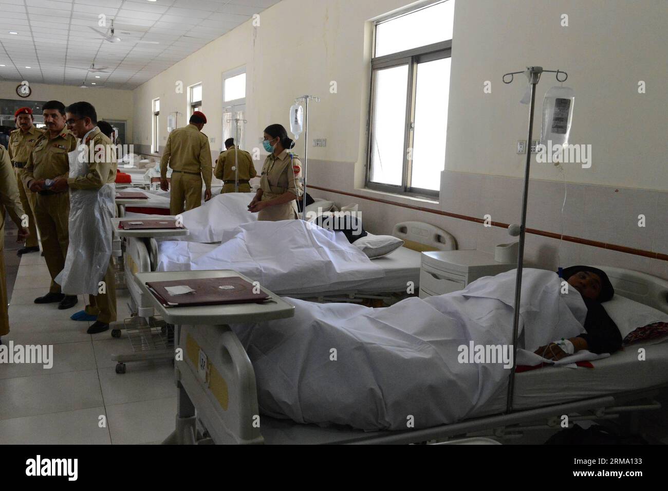 (140609) -- QUETTA, 9 giugno 2014 (Xinhua) -- le persone ferite in un attentato suicida a due autobus pellegrini ricevono cure mediche in un ospedale nel sud-ovest del Pakistan S Quetta il 9 giugno 2014. Il bilancio delle vittime di un attentato suicida a due autobus di pellegrinaggio domenica sera nella provincia sudoccidentale del Balochistan in Pakistan è salito a 24, i media locali hanno riferito lunedì presto. (Xinhua/Asad)(lyi) PAKISTAN-QUETTA-PELLEGRINI-BUS-ATTACK PUBLICATIONxNOTxINxCHN Quetta 9 giugno 2014 le celebrità di XINHUA che sono rimaste ferite in un attacco suicida A due autobus pellegrini ricevono cure mediche PRESSO un ospedale di Southwes Foto Stock