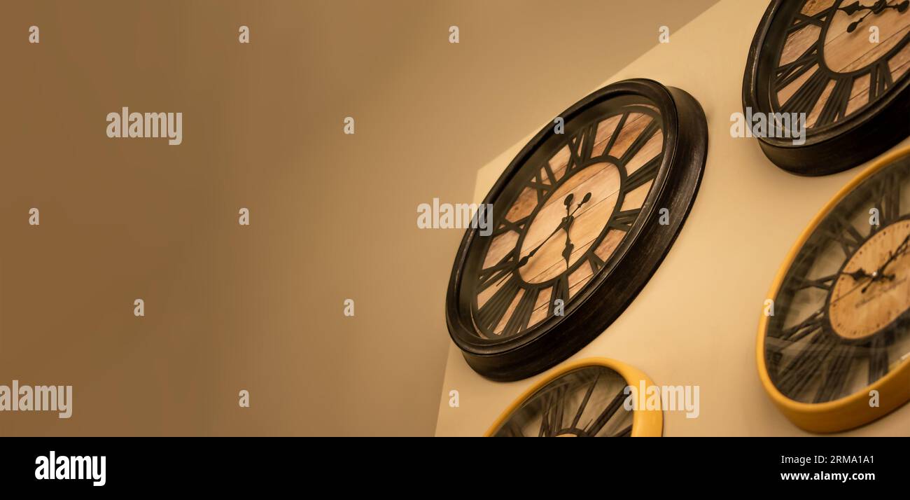 Concetto di tempo, un mucchio di orologi. Orologi che mostrano un'ora diversa su uno sfondo solido. Foto Stock