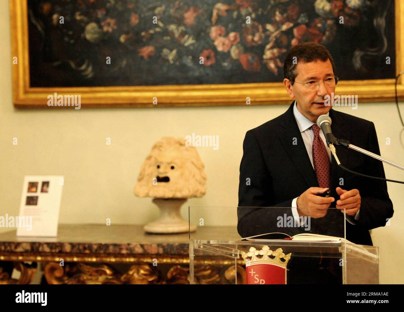 (140609) -- ROMA, 9 giugno 2014 (Xinhua) -- il sindaco di Roma Ignazio Marino introduce i piani di restauro di alcuni monumenti al personale delle ambasciate straniere a Roma, il 9 giugno 2014. Ignazio Marino ha partecipato a una conferenza stampa su Mondy, aumentando il patrocinio in tutto il mondo per restaurare i prestigiosi monumenti di Roma, tra cui Palazzo Cafarelli e Mausoleo Augusstus. (Xinhua/Xu Nizhi) ITALY-ROME-MAYOR-HERITAGE-FUND PUBLICATIONxNOTxINxCHN Roma 9 giugno 2014 XINHUA Mayor of Rome Ignazio Marino introduce il piano di restauro per alcuni monumenti al personale delle ambasciate straniere a Roma IL 9 giugno 2014 Foto Stock