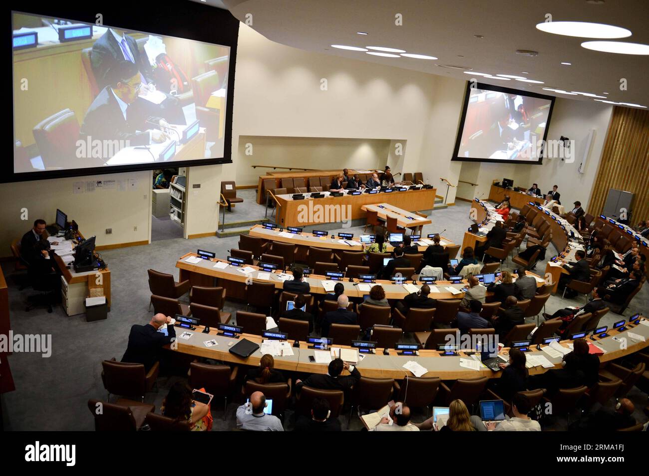 Wang min, vice rappresentante permanente della Cina presso le Nazioni Unite, interviene nel corso di una riunione per commemorare il ventesimo anniversario dell'applicazione della Convenzione delle Nazioni Unite sul diritto del mare, presso la sede delle Nazioni Unite a New York, il 9 giugno 2014. Lunedì l'inviato cinese ha chiesto un ordine marittimo armonioso, affermando che le controversie marittime dovrebbero essere risolte attraverso negoziati tra le parti direttamente coinvolte. (Xinhua/Niu Xiaolei) U.S.-NEW YORK-un-MEETING PUBLICATIONxNOTxINxCHN Wang min Il Vice Rappresentante permanente della Cina presso le Nazioni Unite interviene durante una riunione al Comme Foto Stock