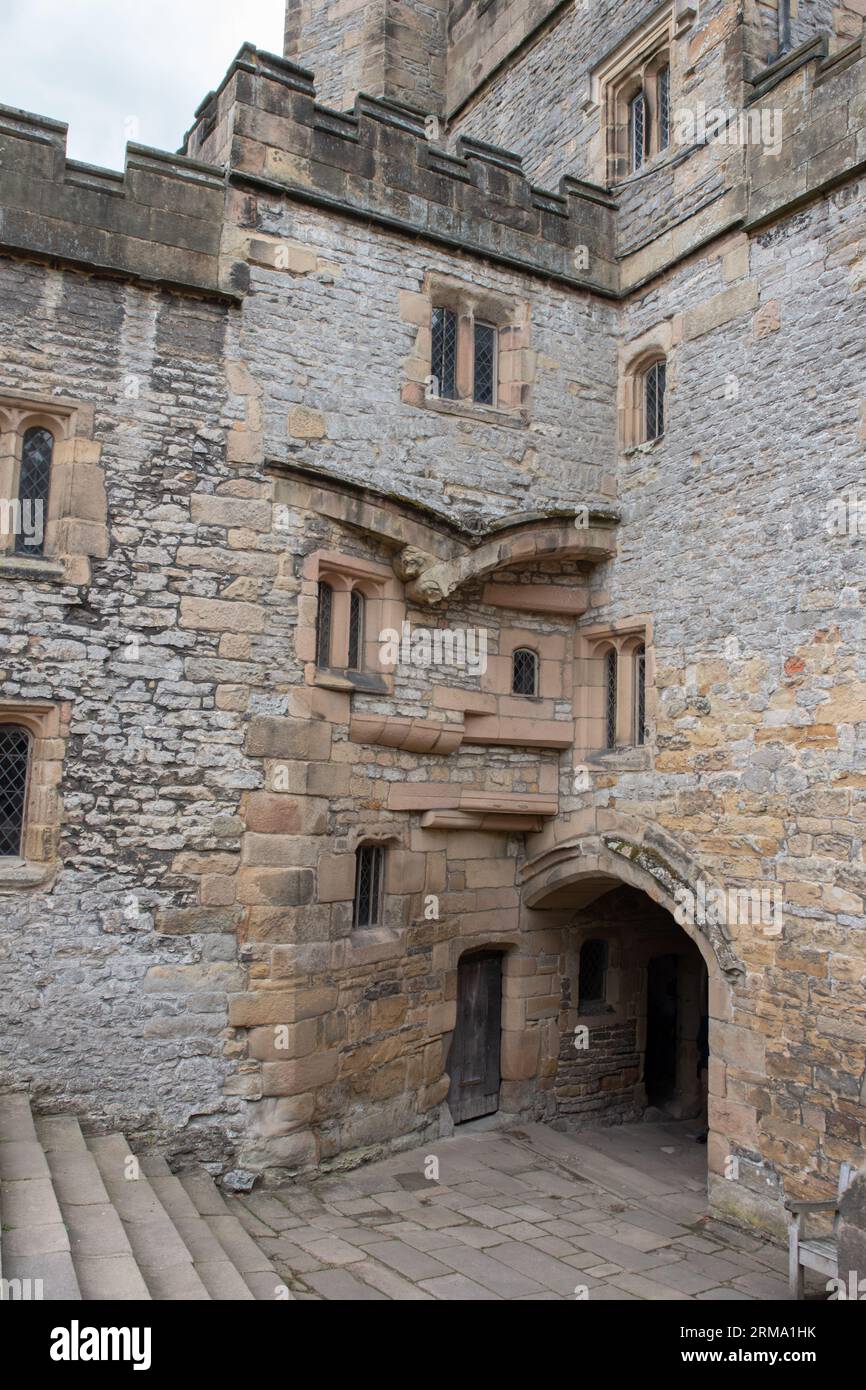 Haddon Hall The Nether Gate, ingresso al cortile inferiore Foto Stock