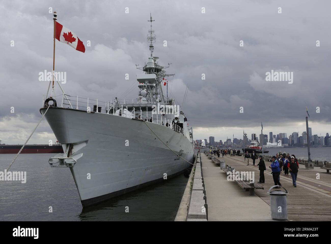 VANCOUVER, 10 giugno 2014 (Xinhua) -- la nave della Marina canadese HMCS Winnipeg parchi in un molo a Vancouver, Canada, 10 giugno 2014. I media Uniti ai membri della comunità e alle parti interessate salpano a bordo della nave della Marina canadese HMCS Winnipeg per un evento di tour di un giorno, attraverso la visita guidata, le dimostrazioni di emergenza e le manovre navali, la marina cerca di lasciare che il pubblico in generale apprezzi di più sulla vita e i doveri come militari canadesi.(Xinhua/Liang Sen) CANADA-VANCOUVER-NAVY-HMCS WINNIPEG PUBLICATIONxNOTxINxCHN Vancouver 10 giugno 2014 XINHUA Canadian Navy Ship HMCS Winnipeg Parks AT a Dock in Vancouver Canada giugno Foto Stock