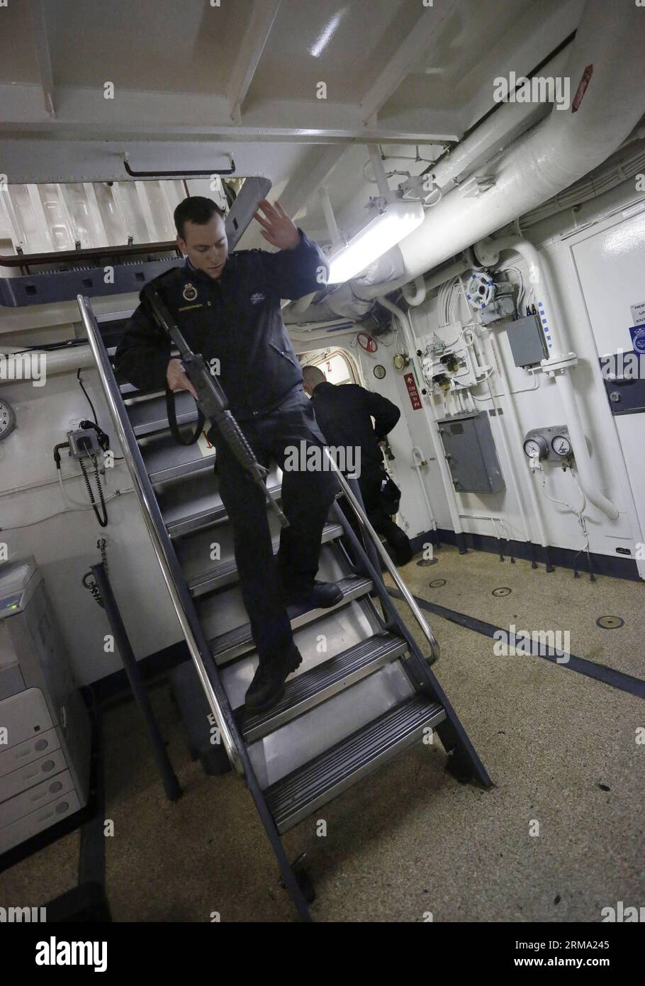 VANCOUVER, 10 giugno 2014 (Xinhua) -- un membro dell'equipaggio armato scende dal ponte della nave della Marina canadese HMCS Winnipeg vicino alla costa di Vancouver, Canada, 10 giugno 2014. I media Uniti ai membri della comunità e alle parti interessate salpano a bordo della nave della Marina canadese HMCS Winnipeg per un evento di tour di un giorno, attraverso la visita guidata, le dimostrazioni di emergenza e le manovre navali, la marina cerca di lasciare che il pubblico in generale apprezzi di più sulla vita e i doveri come militari canadesi.(Xinhua/Liang Sen) CANADA-VANCOUVER-NAVY-HMCS WINNIPEG PUBLICATIONxNOTxINxCHN Vancouver 10 giugno 2014 XINHUA a membro dell'equipaggio Armato Foto Stock
