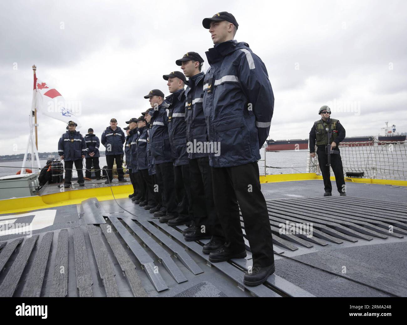 VANCOUVER, 10 giugno 2014 (Xinhua) -- i membri dell'equipaggio si schierano sul ponte della nave della marina canadese HMCS Winnipeg vicino alla costa di Vancouver, Canada, 10 giugno 2014. I media Uniti ai membri della comunità e alle parti interessate salpano a bordo della nave della Marina canadese HMCS Winnipeg per un evento di tour di un giorno, attraverso la visita guidata, le dimostrazioni di emergenza e le manovre navali, la marina cerca di lasciare che il pubblico in generale apprezzi di più sulla vita e i doveri come militari canadesi.(Xinhua/Liang Sen) CANADA-VANCOUVER-NAVY-HMCS WINNIPEG PUBLICATIONxNOTxINxCHN Vancouver 10 giugno 2014 i membri dell'equipaggio di XINHUA si schierano AL ponte Foto Stock