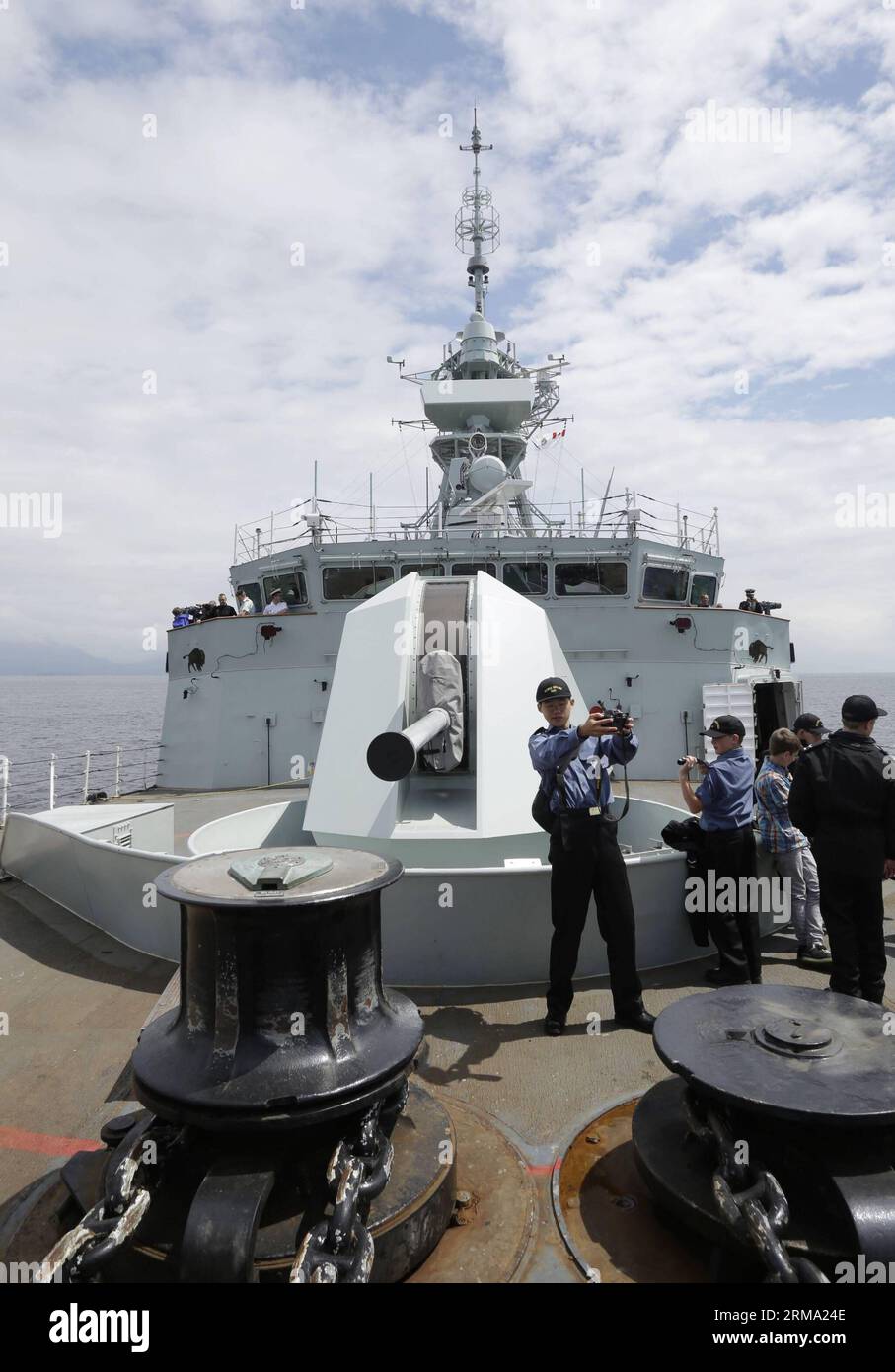 VANCOUVER, 10 giugno 2014 (Xinhua) -- i visitatori possono godersi la giornata sul ponte della nave della marina canadese HMCS Winnipeg vicino alla costa di Vancouver, Canada, 10 giugno 2014. I media Uniti ai membri della comunità e alle parti interessate salpano a bordo della nave della Marina canadese HMCS Winnipeg per un evento di tour di un giorno, attraverso la visita guidata, le dimostrazioni di emergenza e le manovre navali, la marina cerca di lasciare che il pubblico in generale apprezzi di più sulla vita e i doveri come militari canadesi.(Xinhua/Liang Sen) CANADA-VANCOUVER-NAVY-HMCS WINNIPEG PUBLICATIONxNOTxINxCHN Vancouver 10 giugno 2014 i visitatori di XINHUA si godono la loro giornata AL Foto Stock