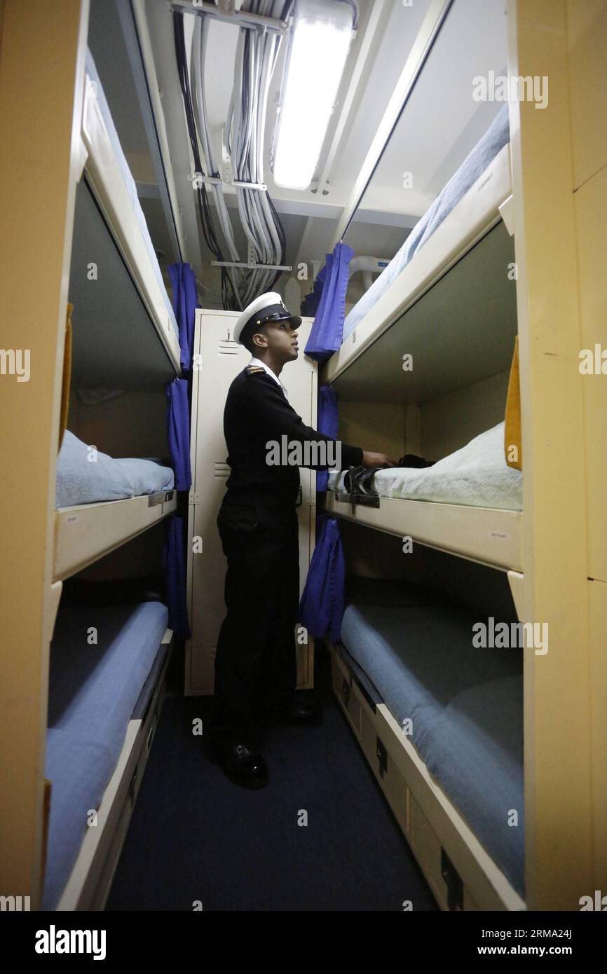 VANCOUVER, 10 giugno 2014 (Xinhua) -- Un membro dell'equipaggio mostra la cabina del posto di riposo all'interno della nave della Marina canadese HMCS Winnipeg vicino alla costa di Vancouver, Canada, 10 giugno 2014. I media Uniti ai membri della comunità e alle parti interessate salpano a bordo della nave della Marina canadese HMCS Winnipeg per un evento di tour di un giorno, attraverso la visita guidata, le dimostrazioni di emergenza e le manovre navali, la marina cerca di lasciare che il pubblico in generale apprezzi di più sulla vita e i doveri come militari canadesi.(Xinhua/Liang Sen) CANADA-VANCOUVER-NAVY-HMCS WINNIPEG PUBLICATIONxNOTxINxCHN Vancouver 10 giugno 2014 XINHUA a membro dell'equipaggio mostra il Foto Stock
