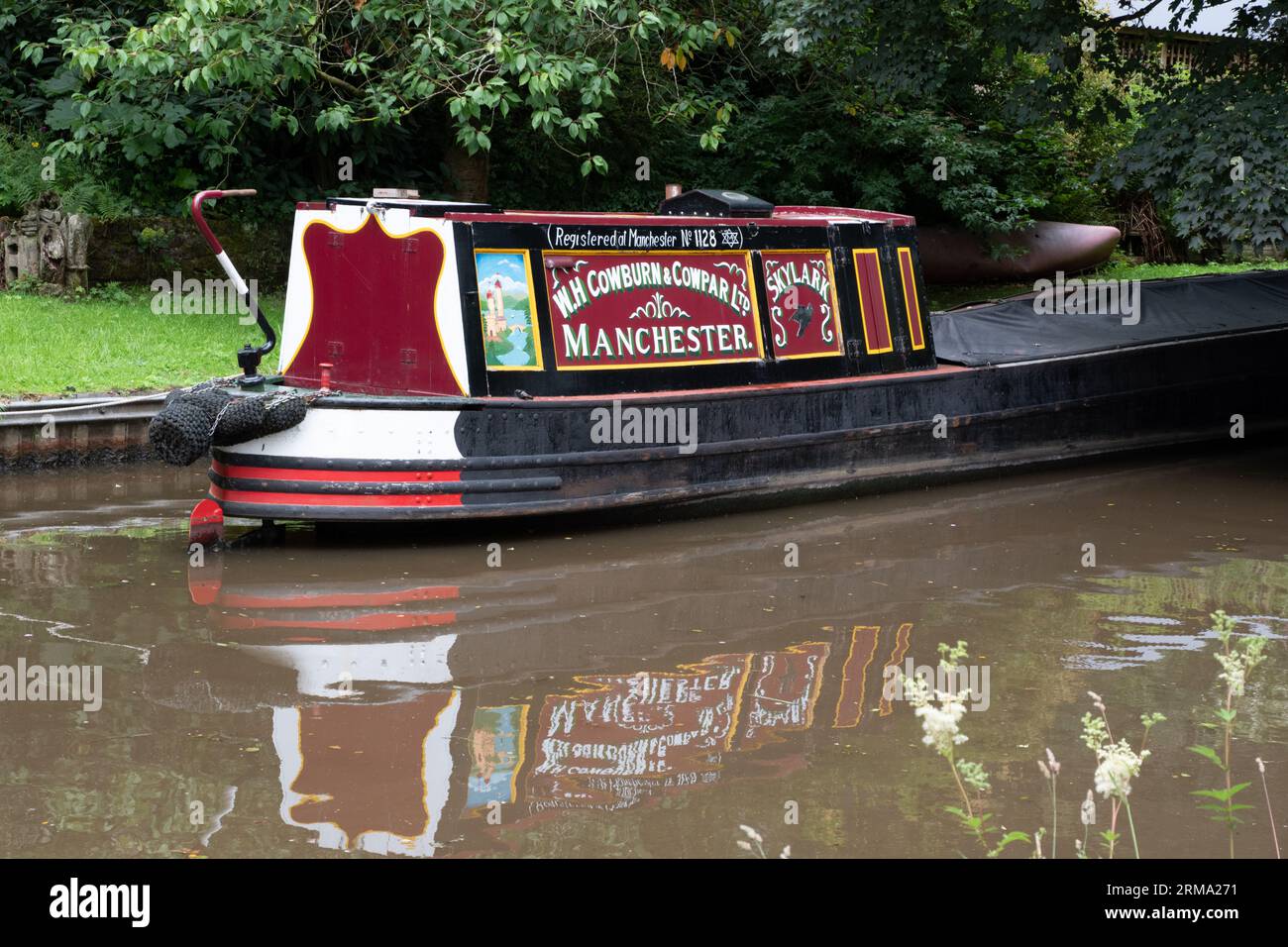Barca stretta sul canale di Cauldon a Denford, North Staffordshire Foto Stock